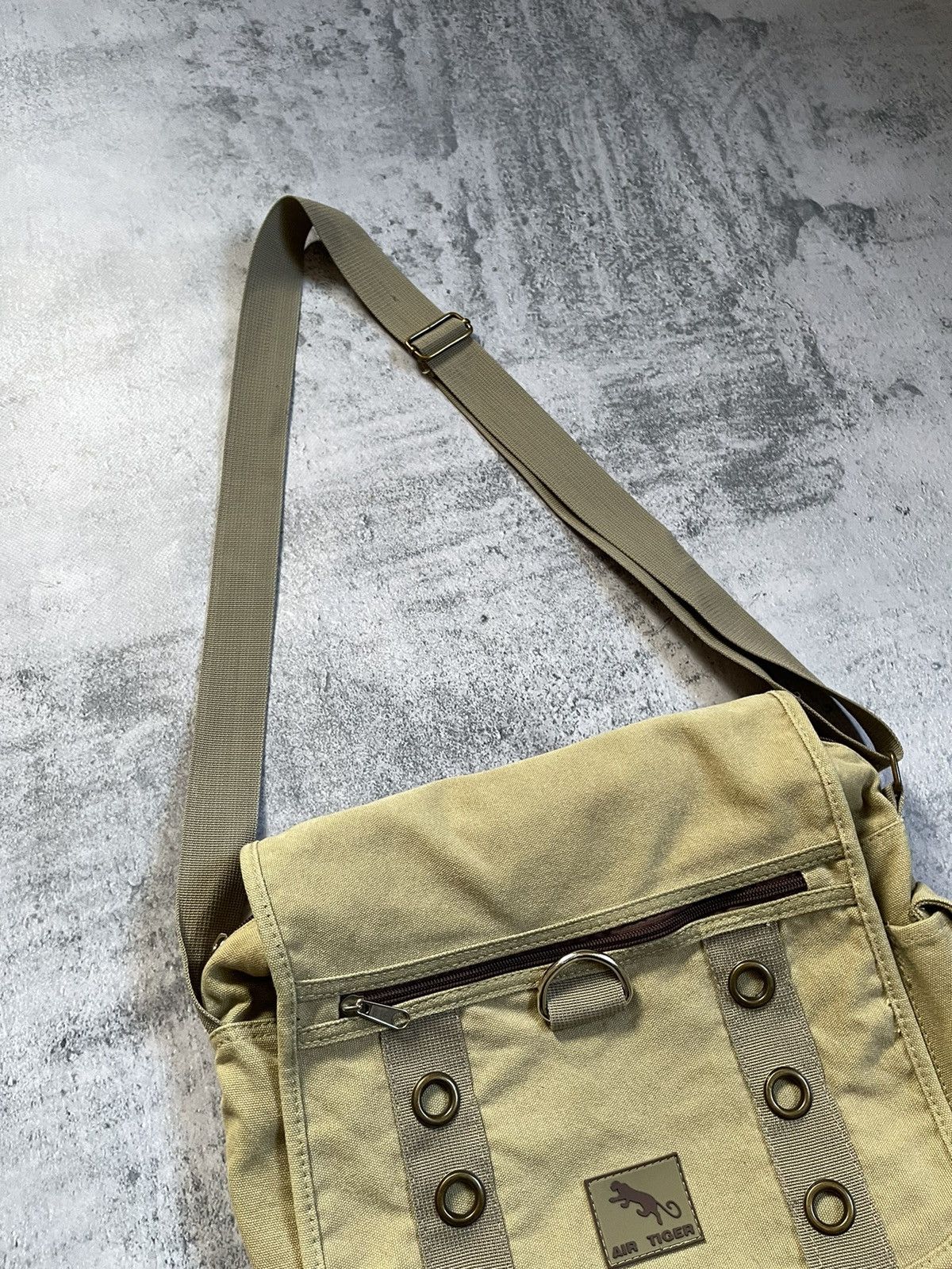 Japanese Brand 90s Y2K Crossbody Military Style Multipocket Messenger Bag Size ONE SIZE - 3 Thumbnail