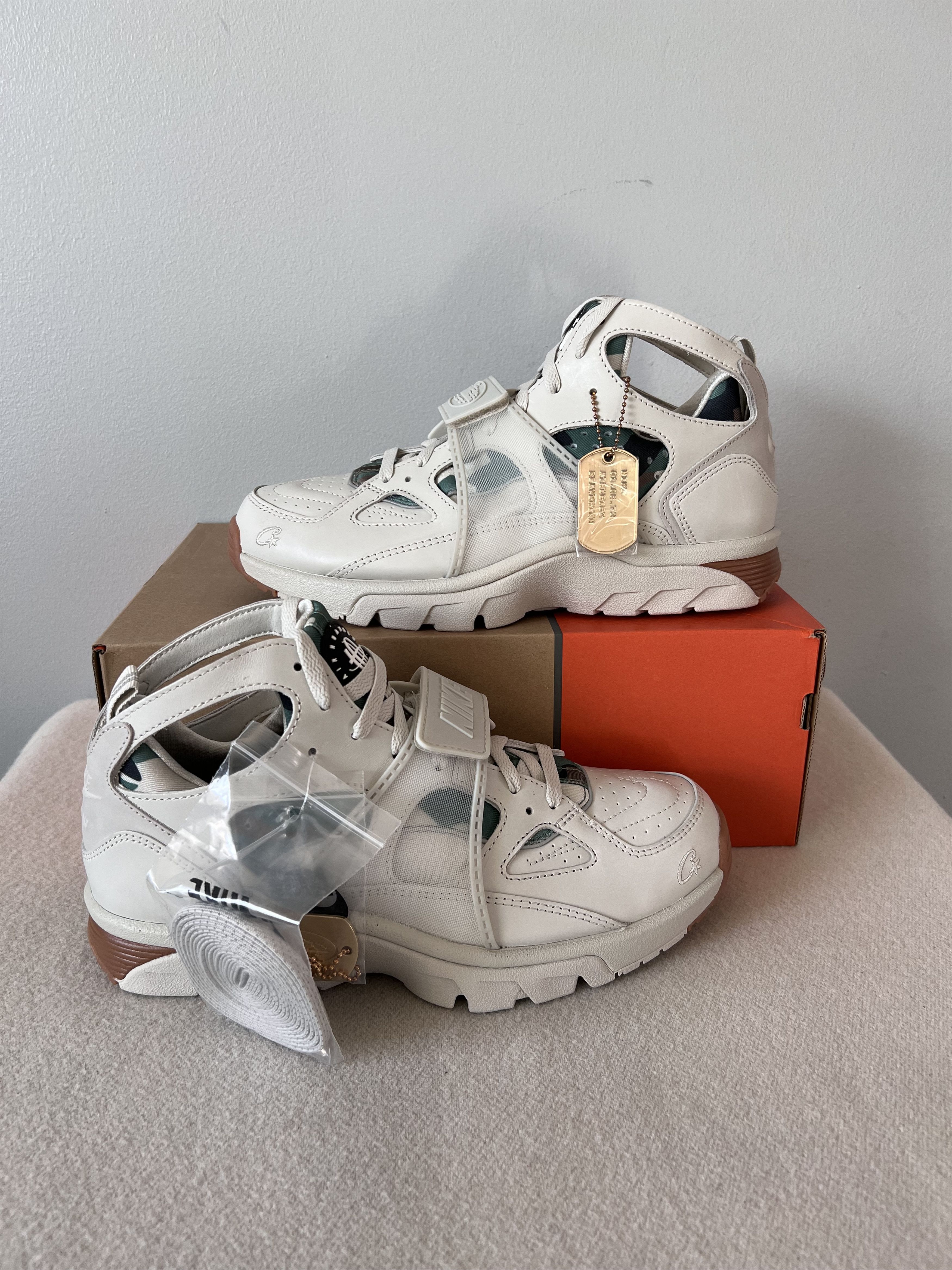 Corteiz × Nike Corteiz Nike Air Trainer Huarache SP in Light Bone Size US 9.5 / EU 42-43 - 2 Thumbnail