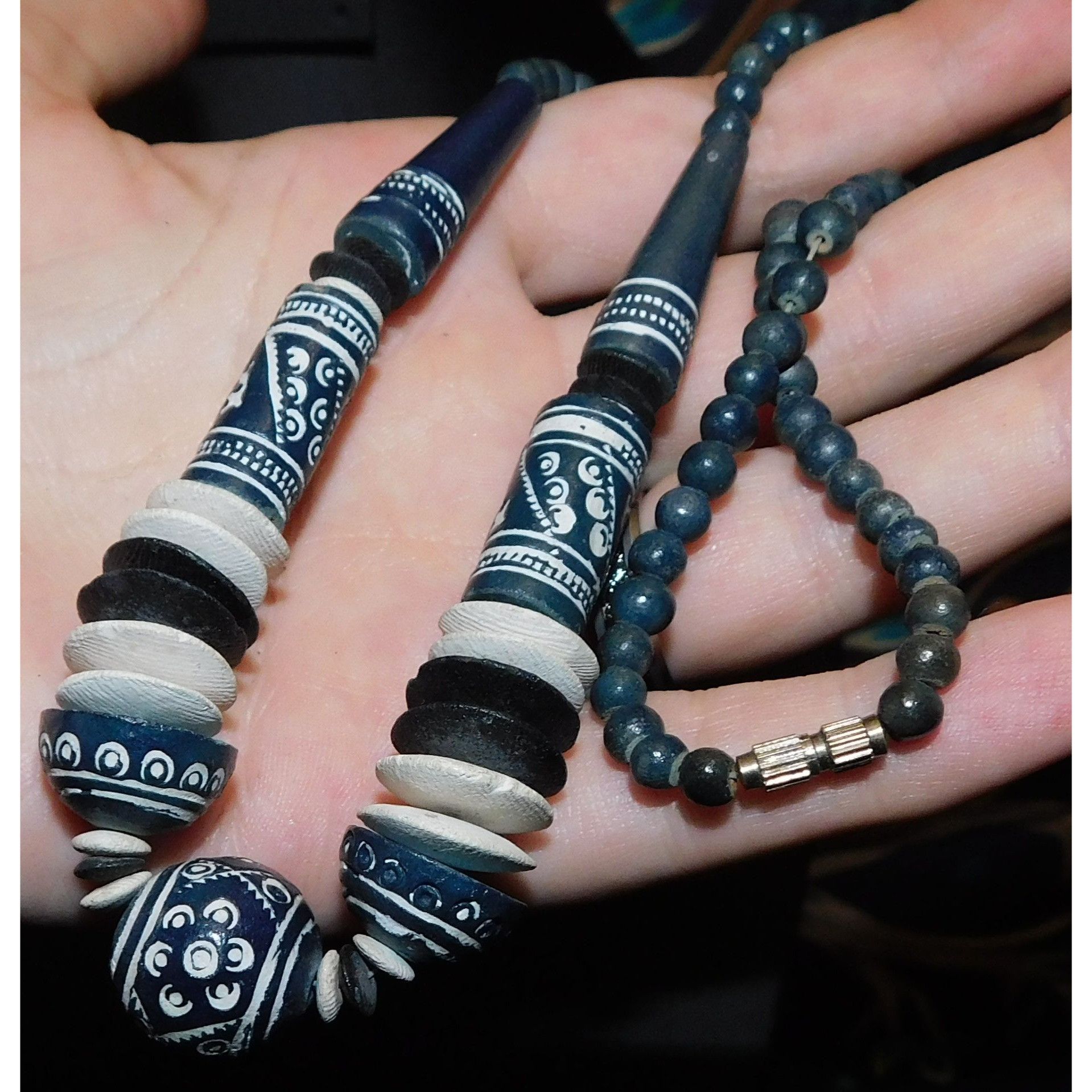 Other Vintage Blue And White Floral Carved Beaded Necklace Size ONE SIZE - 2 Thumbnail