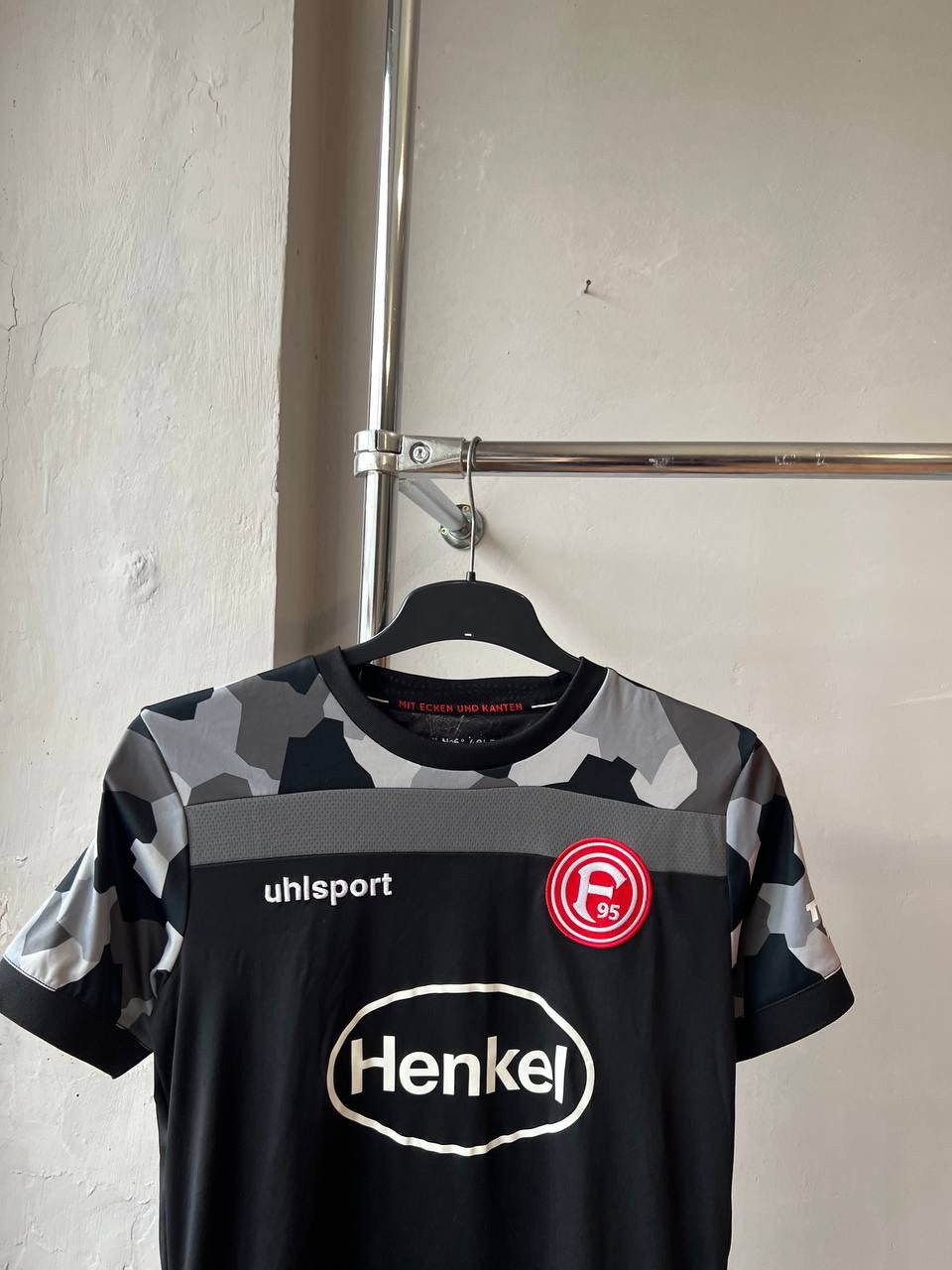 Sports Specialties 2020/21 FORTUNA DUSSELDORF THIRD UHLSPORT SOCCER JERSEY SZ S Size US S / EU 44-46 / 1 - 3 Thumbnail