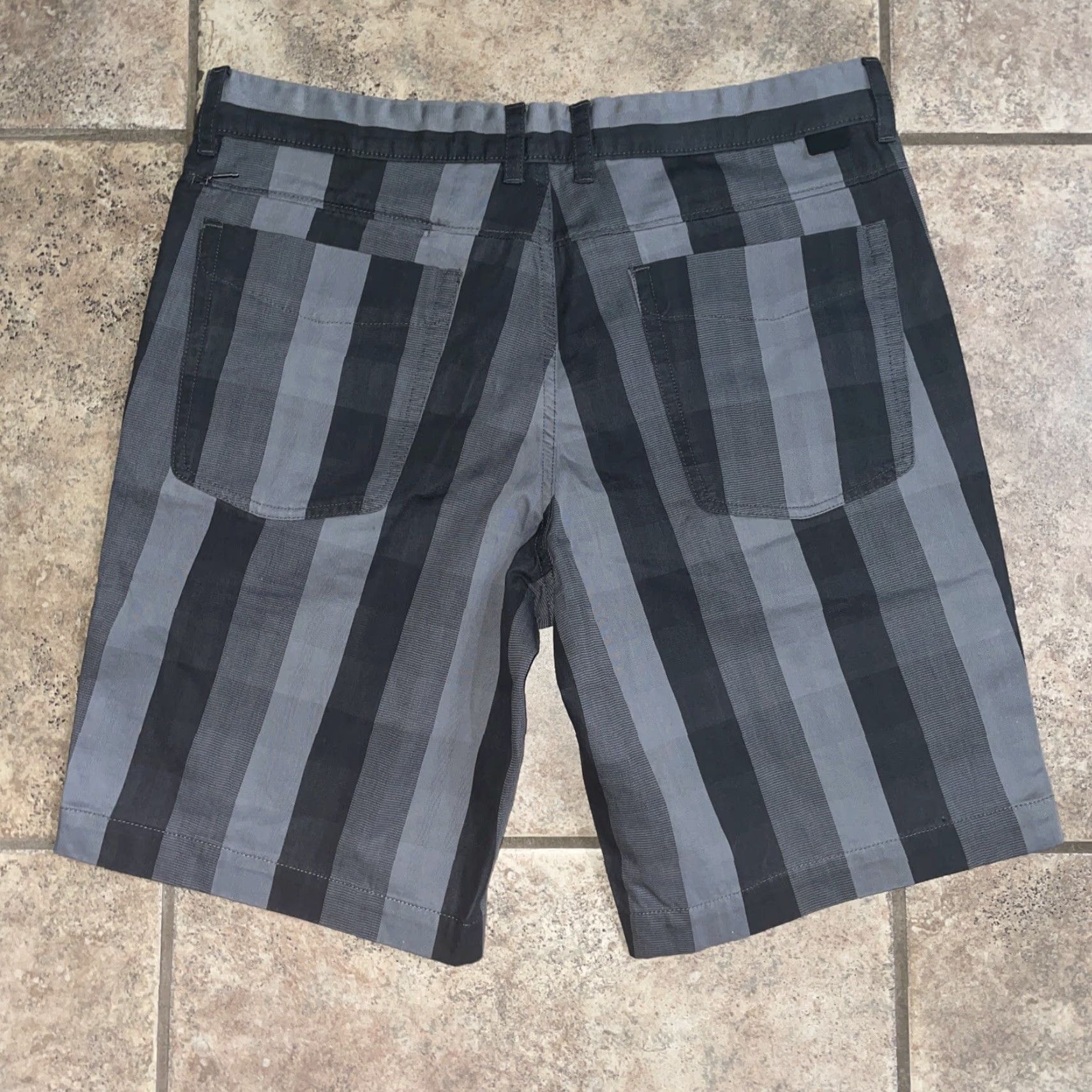 The North Face The North Face gray striped shorts mens 34 Size US 34 / EU 50 - 4 Thumbnail