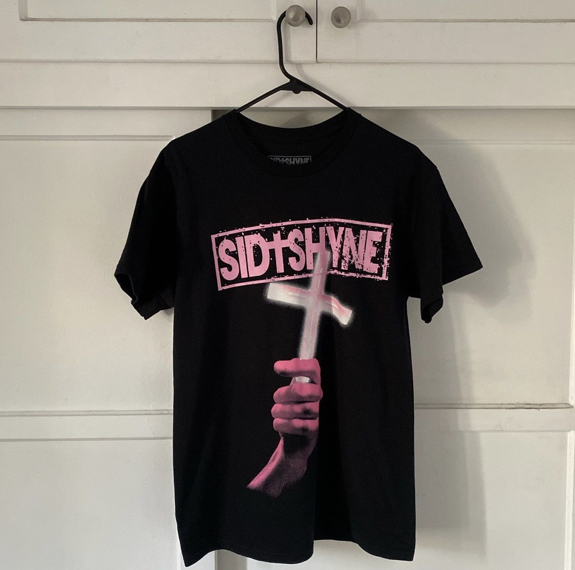 SID SHYNE CROSS T-SHIRT