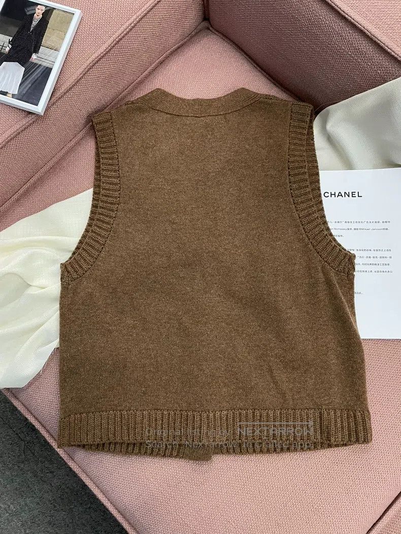 Chanel Chanel 24A brown V-neck floral diamond buckle knitted vest Size XS / US 0-2 / IT 36-38 - 4 Thumbnail