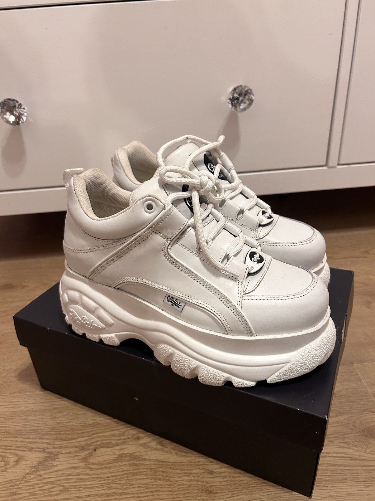 Buffalo London Classic White