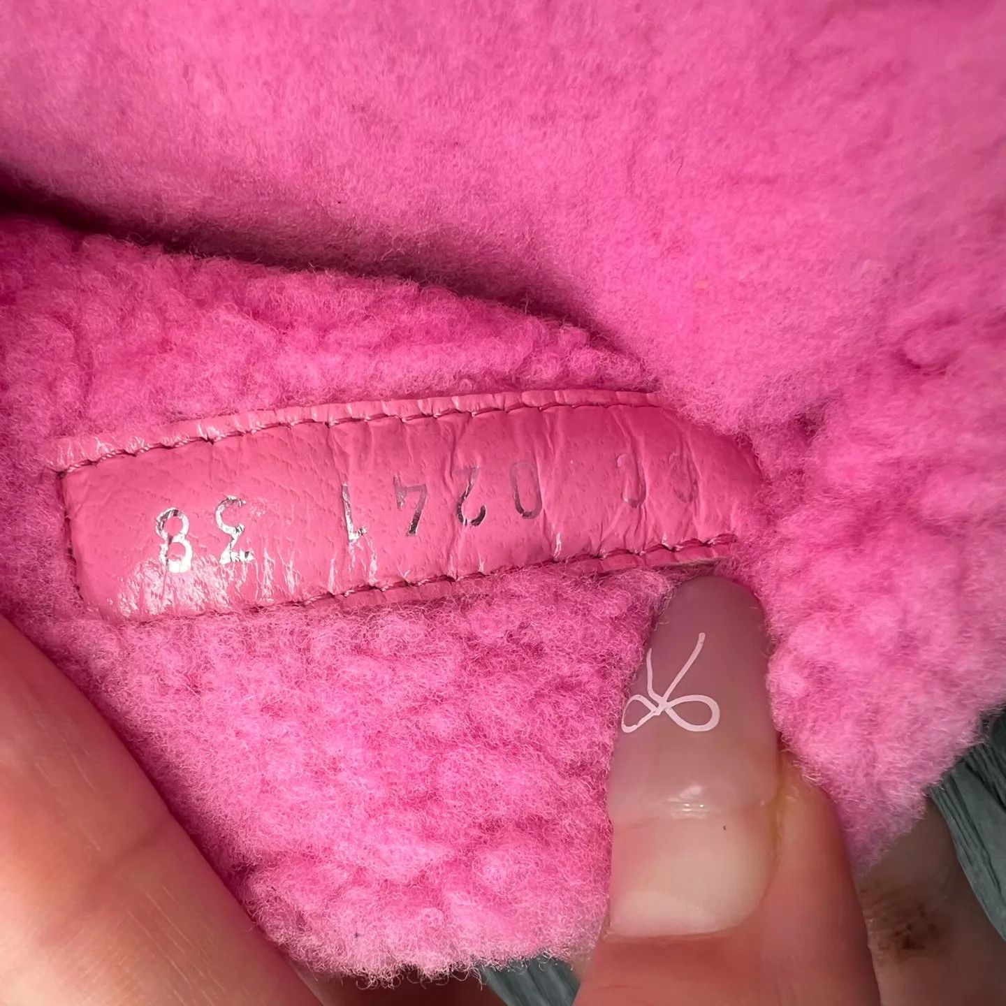 Louis Vuitton LV Paseo Comfort Pink Teddy Slippers Women's 38 Size US 7.5 / IT 37.5 - 6 Thumbnail