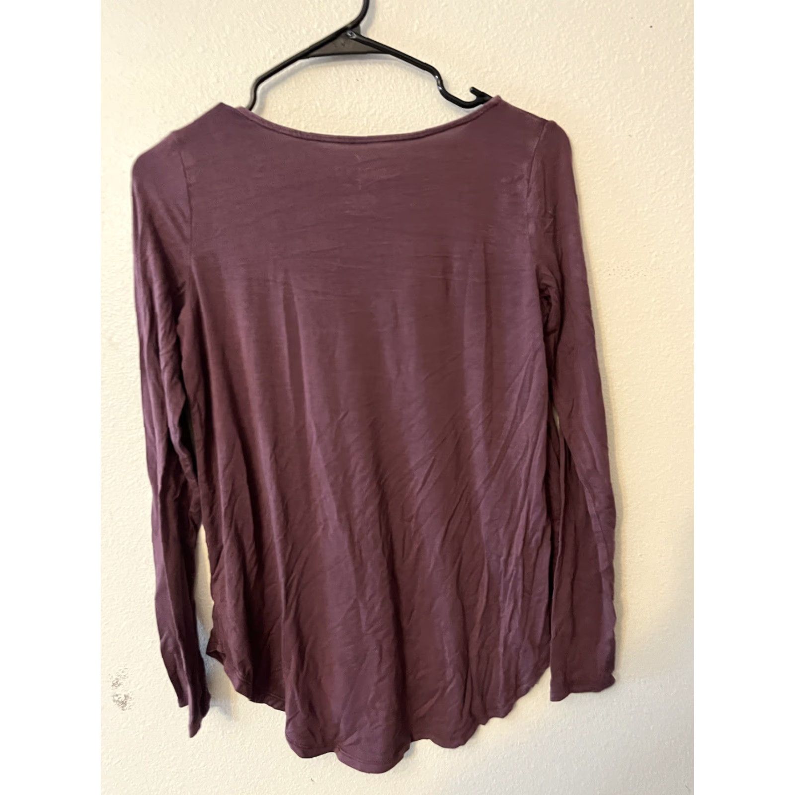 American Eagle Outfitters American Eagle Outfitters Shirt Womens Small V-Neck Maroon Long Sleeve T-Shirt Basic Casual Regular Man Made Modal设计 Size 28" / US 6 / IT 42 - 3 Thumbnail