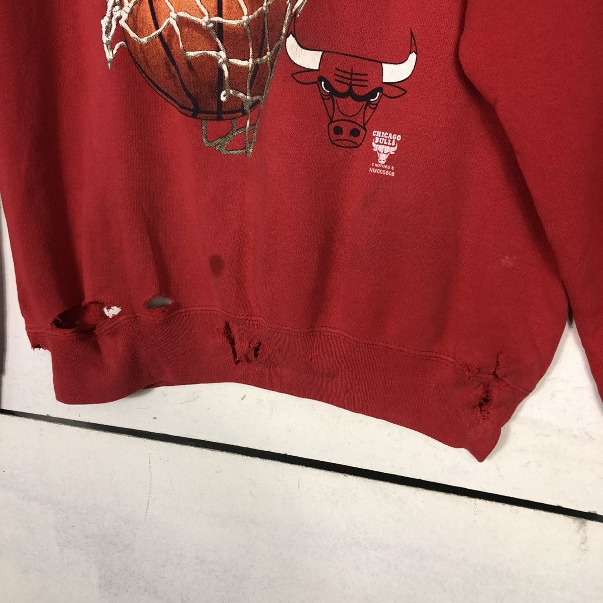 NBA 🔥VINTAGE CHICAGO BULLS SWEATSHIRT DISTRESSED DESIGN RARE Size US M / EU 48-50 / 2 - 17 Thumbnail