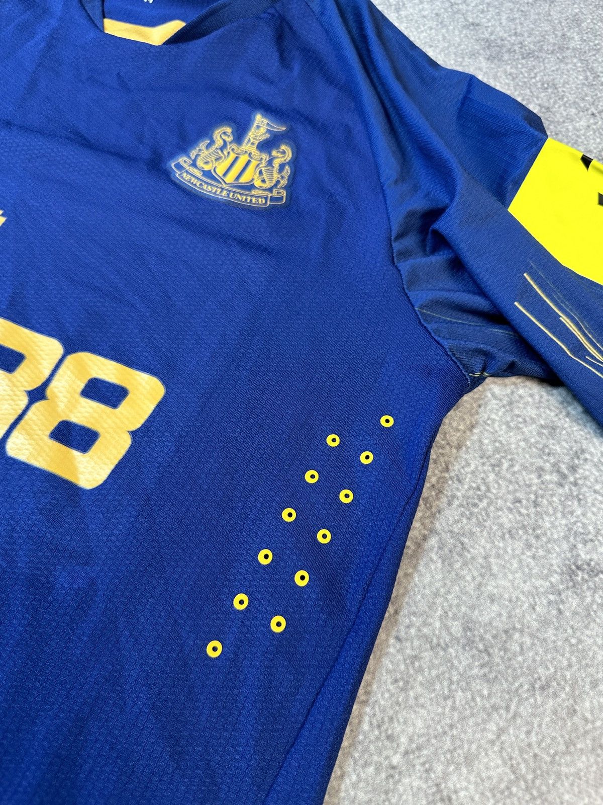 Castore Castore New Castle Logo Jersey Rare Streetwear Soccer M Size US M / EU 48-50 / 2 - 5 Thumbnail
