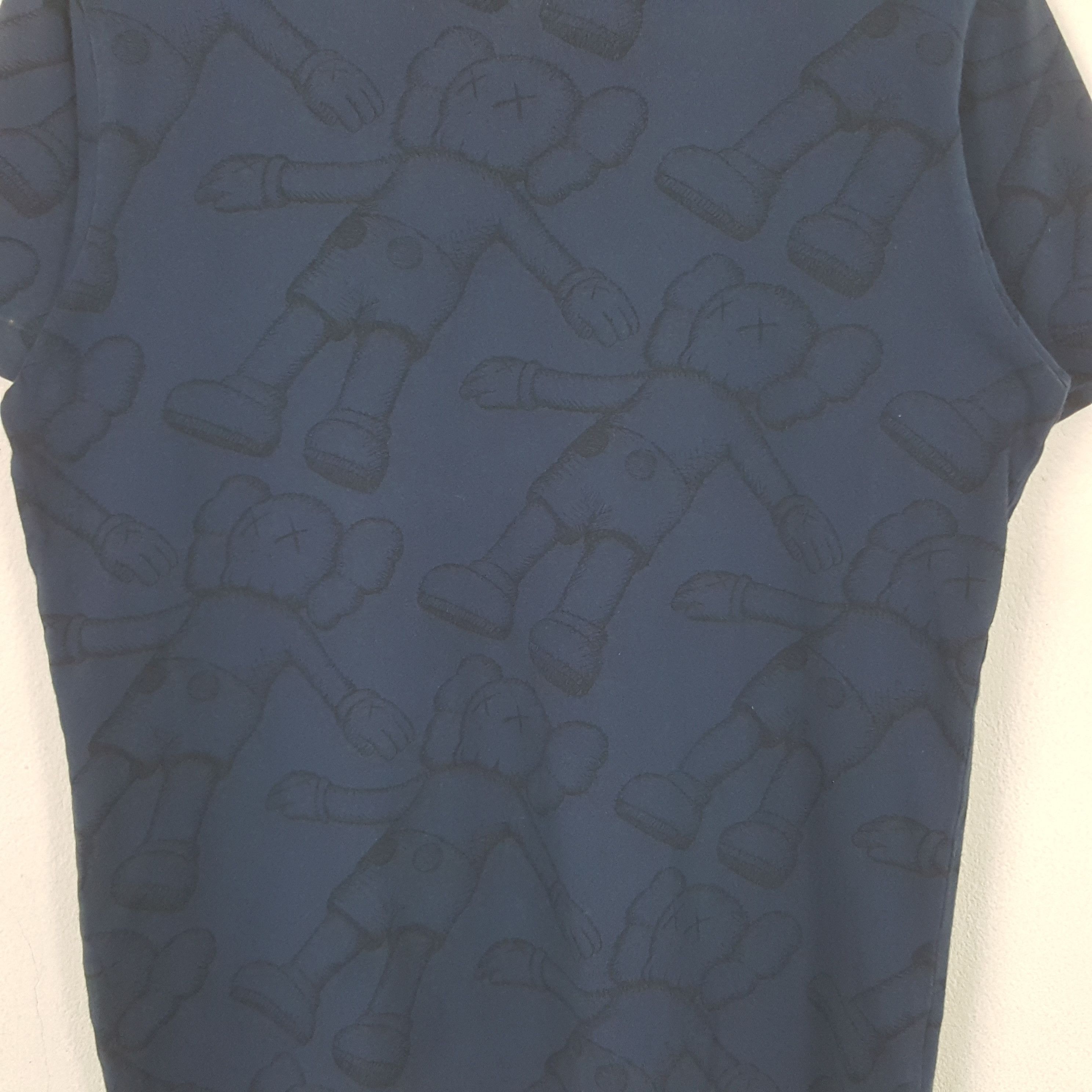 Kaws Vintage Kaws Fullprint Uniqlo Tshirt RR25 Size US M / EU 48-50 / 2 - 2 Thumbnail