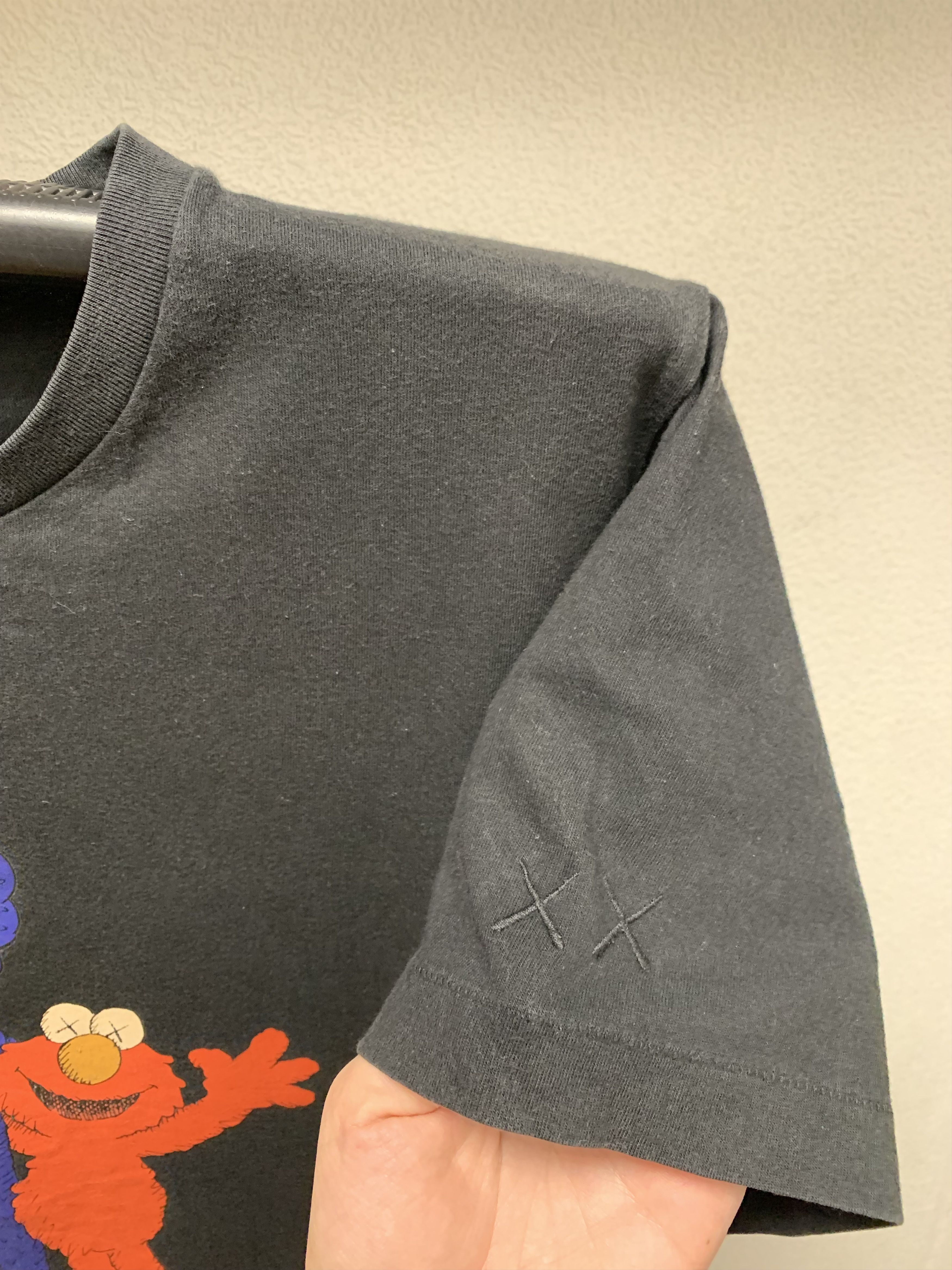 Kaws × Uniqlo Uniqlo kaws Sesame Street big logo black t-shirt L sz Size US L / EU 52-54 / 3 - 5 Thumbnail