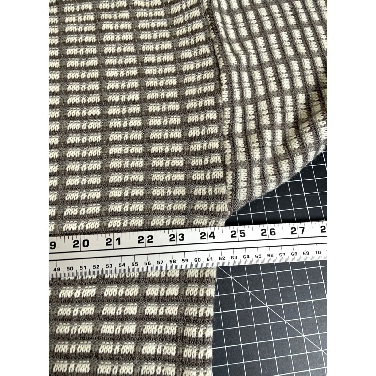 Van Heusen VINTAGE Van Heusen Sweater Mens Large Beige Gray Textured Grid Pattern Dad Style Crew Neck Pullover Knit Size US L / EU 52-54 / 3 - 5 Thumbnail