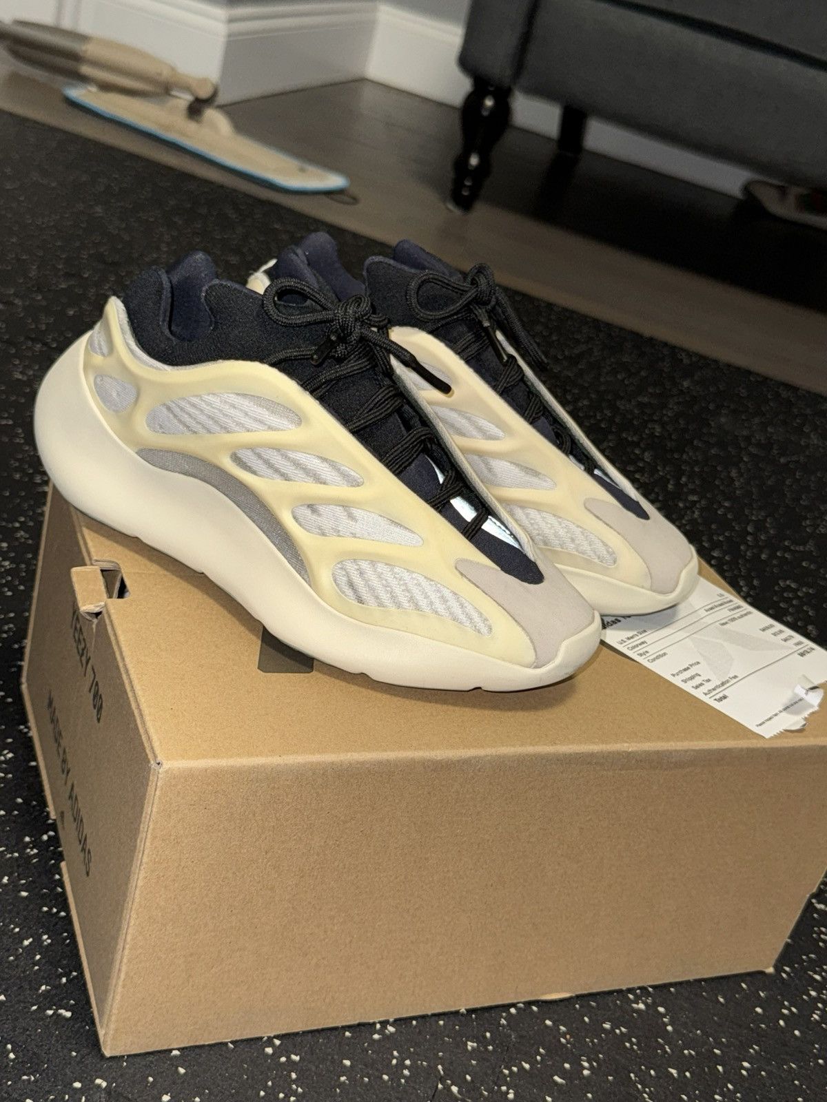 Adidas × Yeezy Adidas Yeezy 700 V3 Azael sz 5.5Y Size US 5.5 / EU 38 - 2 Thumbnail