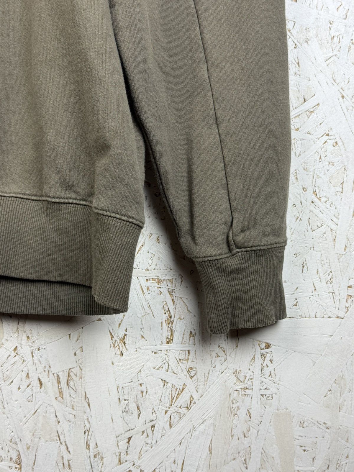 C.P. Company C.P. Company 19FW Arm Lens Sweatshirt In Khaki Size XL Size US XL / EU 56 / 4 - 3 Thumbnail