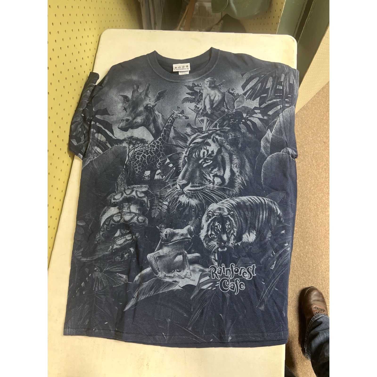 Vintage VINTAGE Rainforest Cafe T-Shirt XL Blue Animals Graphic Print Crew Neck Short Sleeve Mens NOS W/tag Size US XL / EU 56 / 4 - 3 Thumbnail