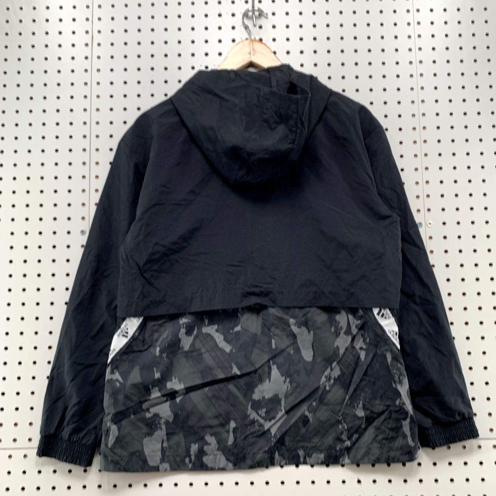 Adidas Adidas U4U Black Camo Windbreaker Jacket Womens L Full Zip Windbreaker 20.5x26 Size L / US 10 / IT 46 - 2 Thumbnail