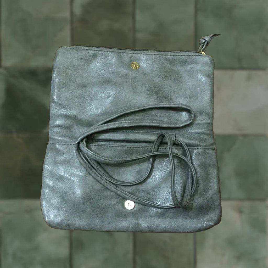 Old Navy Clutch Purse Small Gray Synthetic Leather Zipper Snap Women in White