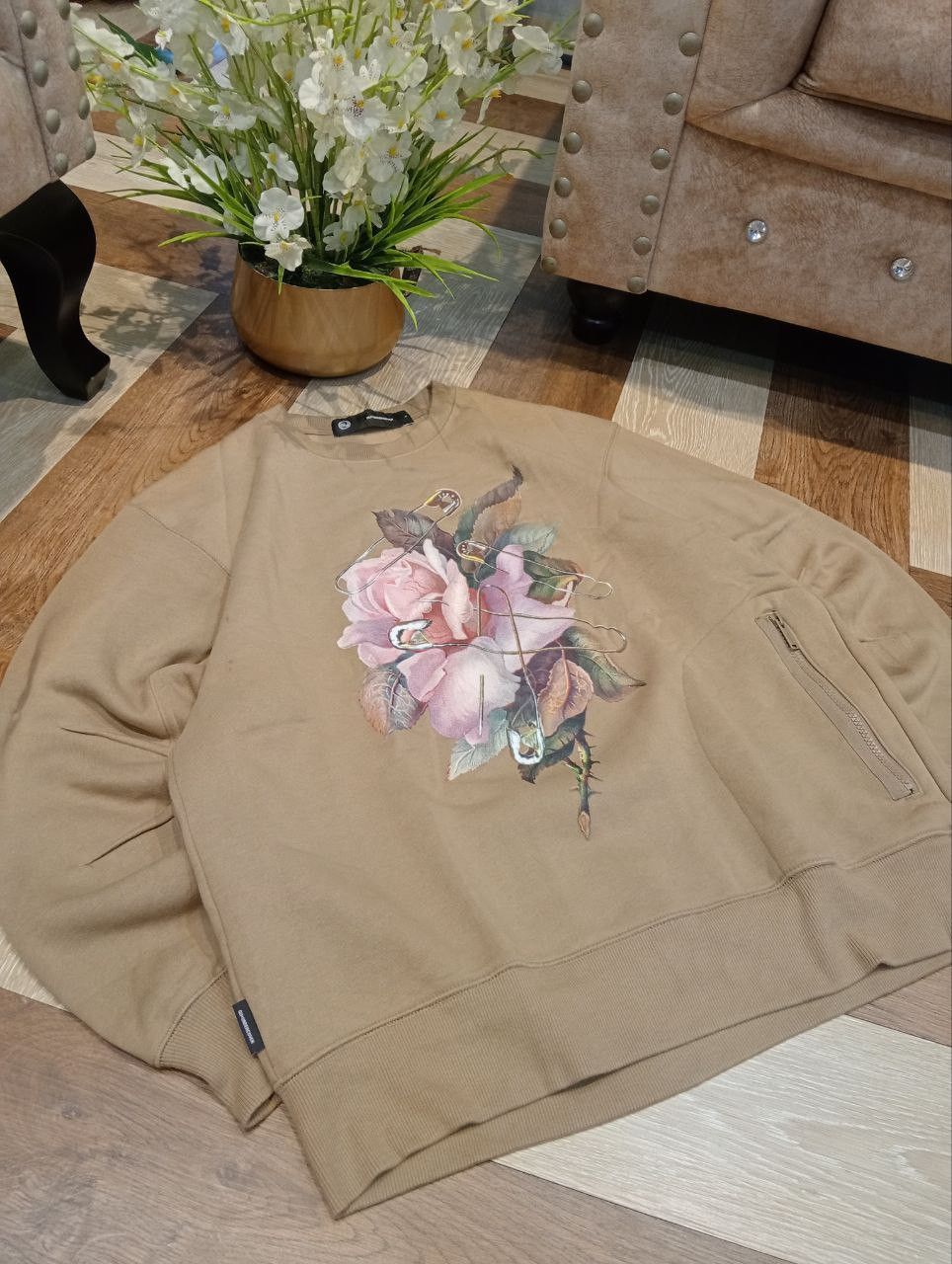 GU × Undercover GU X UNDERCOVER FLORAL ROSE OVERSIZED SWEATSHIRT - SIZE L Size US L / EU 52-54 / 3 - 2 Thumbnail