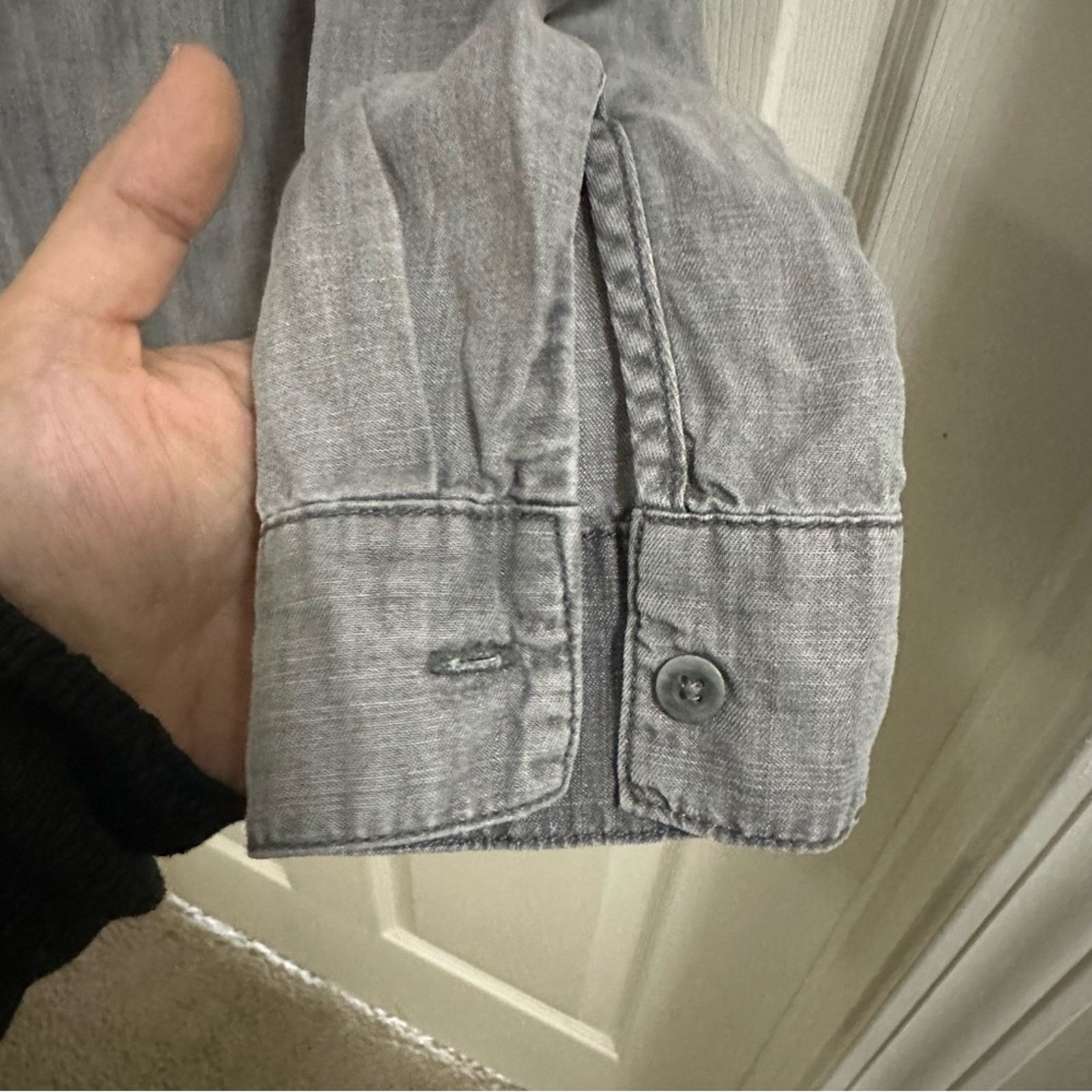 Anthropologie CLOTH & STONE Gray Chambray Split Back Button Down Shirt Sm Size S / US 4 / IT 40 - 7 Thumbnail