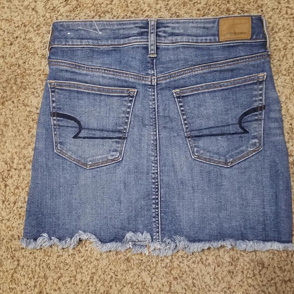 American Eagle Outfitters American Eagle Distressed Denim Mini Skirt Size 4 Size 27" / US 4 / IT 40 - 2 Thumbnail