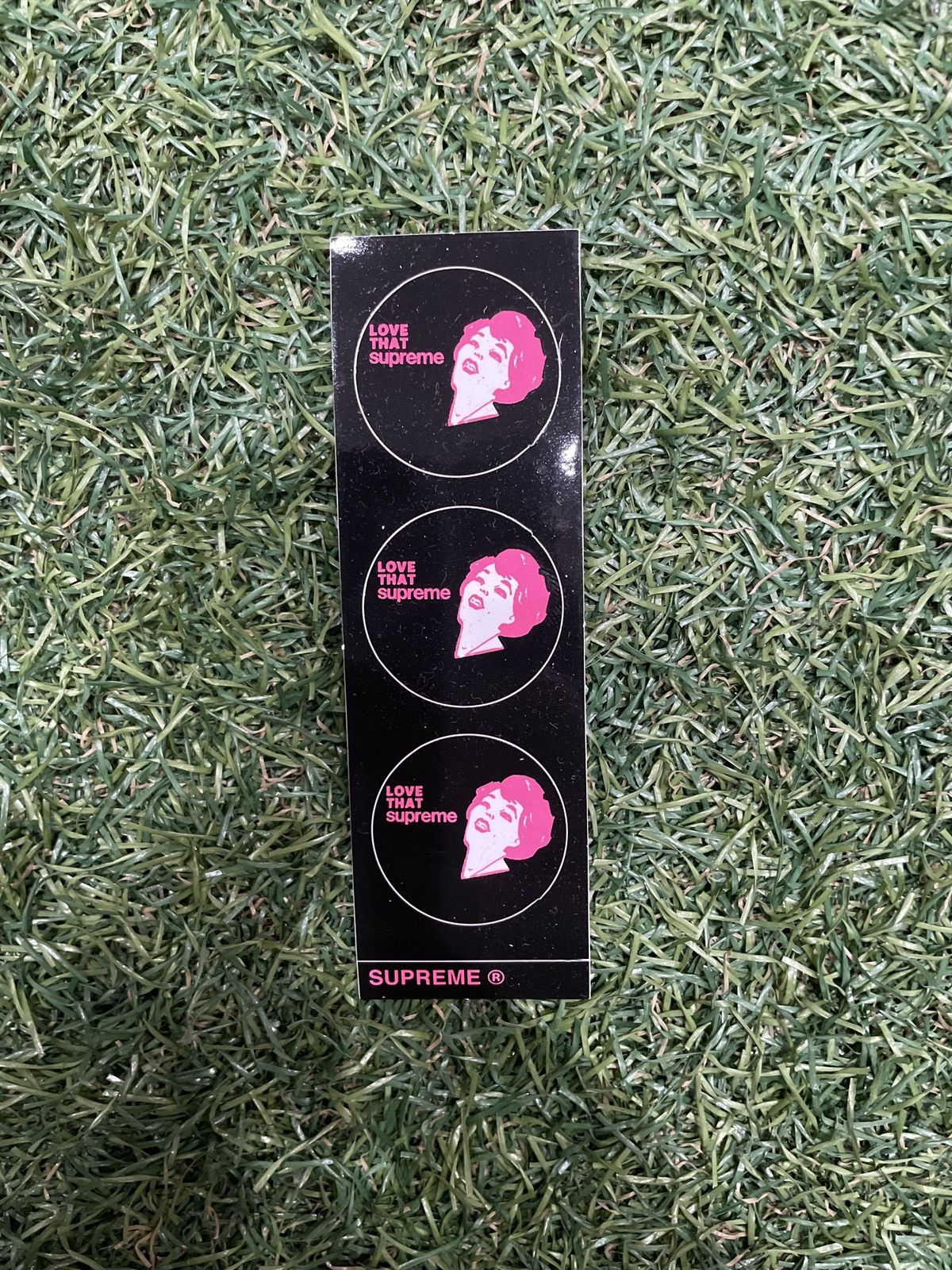 Supreme Supreme “Love That Supreme” Sticker Black Pink Size ONE SIZE - 1 Preview