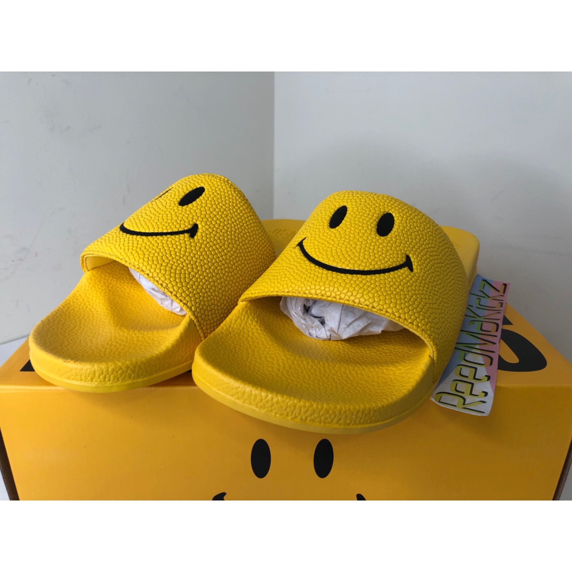 Market Chinatown Market Slides Smiley Yellow mens 13us Size US 13 / EU 46 - 2 Thumbnail