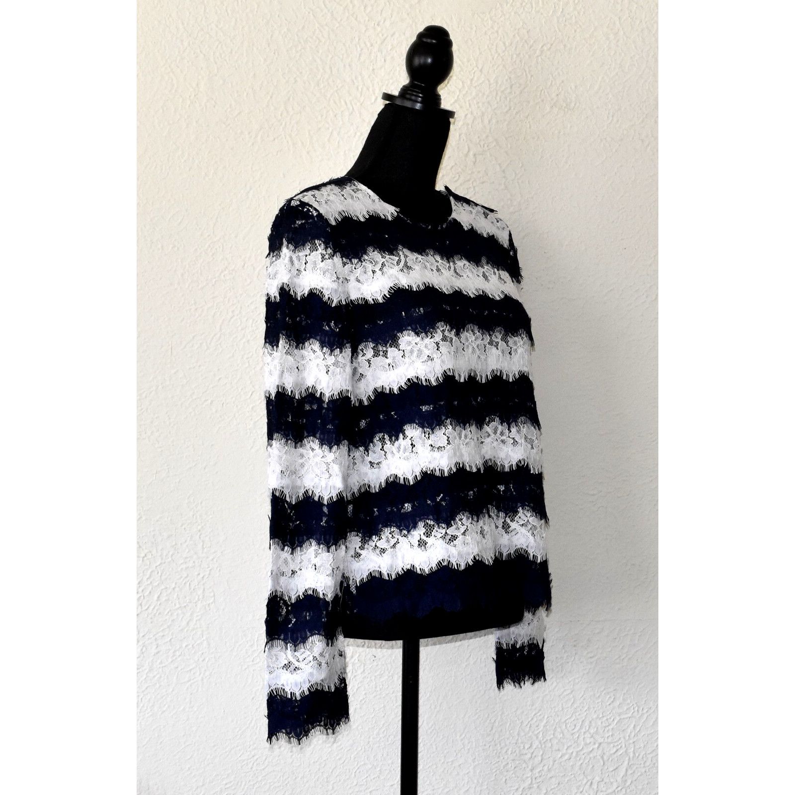 Diane von Furstenberg DIANE VON FURSTENBERG Navy White Lace Long Blouse Top Size M Size M / US 6-8 / IT 42-44 - 3 Thumbnail