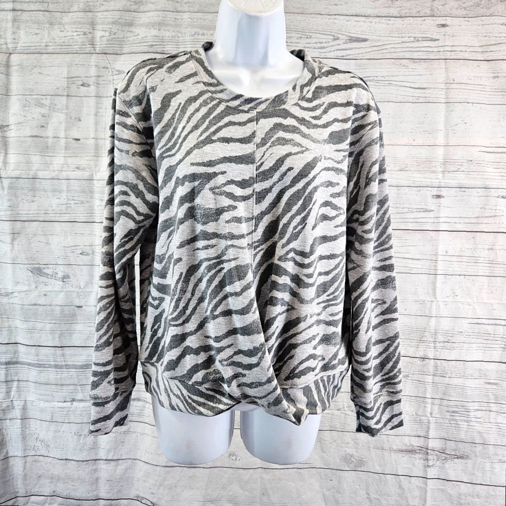 Vintage Knox Rose Womens Top Sz Small Gray Animal Print Twisted Front Long Sleeve Pullover Round Neck Size S / US 4 / IT 40 - 2 Thumbnail