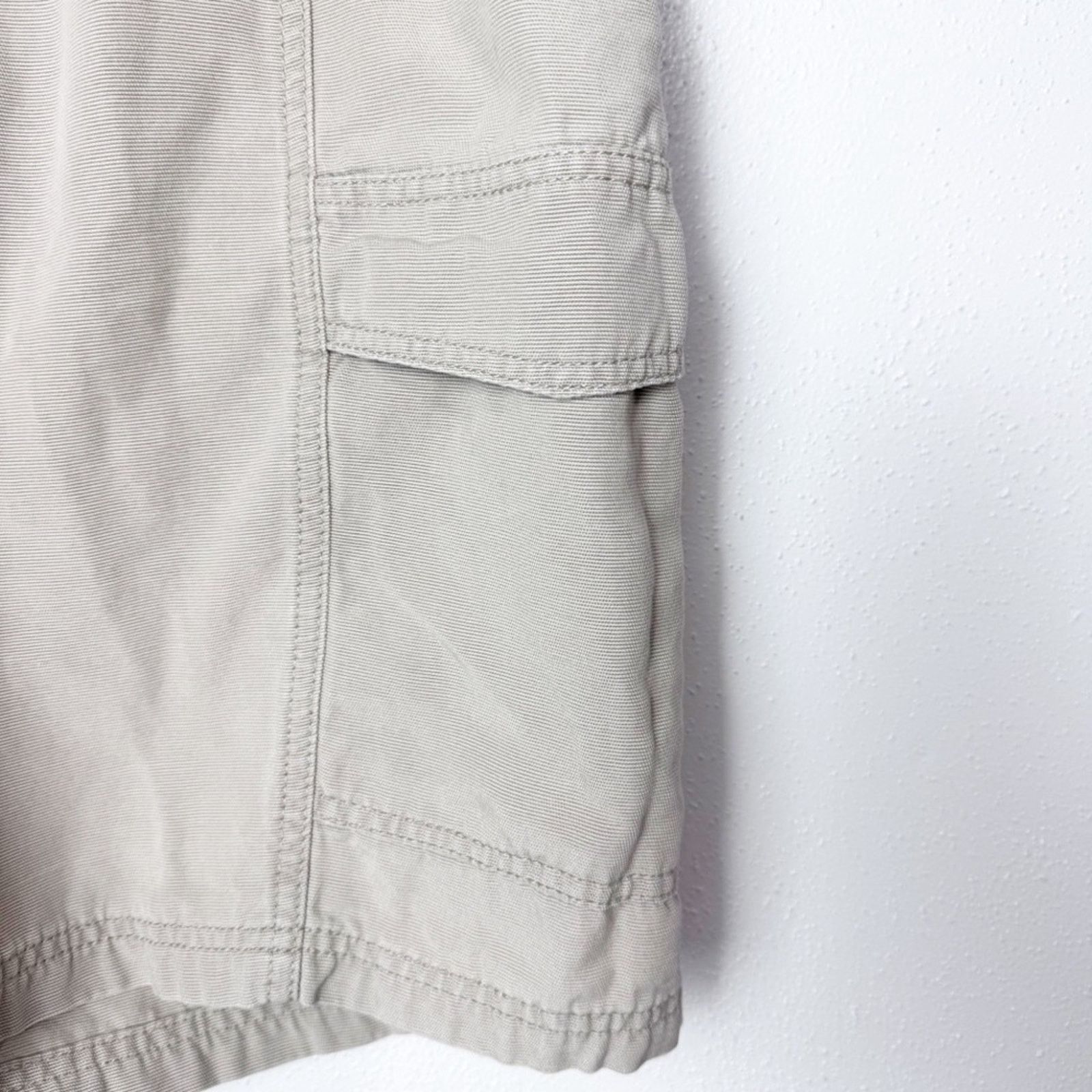 Tommy Bahama Tommy Bahama 9” Tan Flatfront Cargo Shorts Men’s Size 40 Size US 40 / EU 56 - 2 Thumbnail