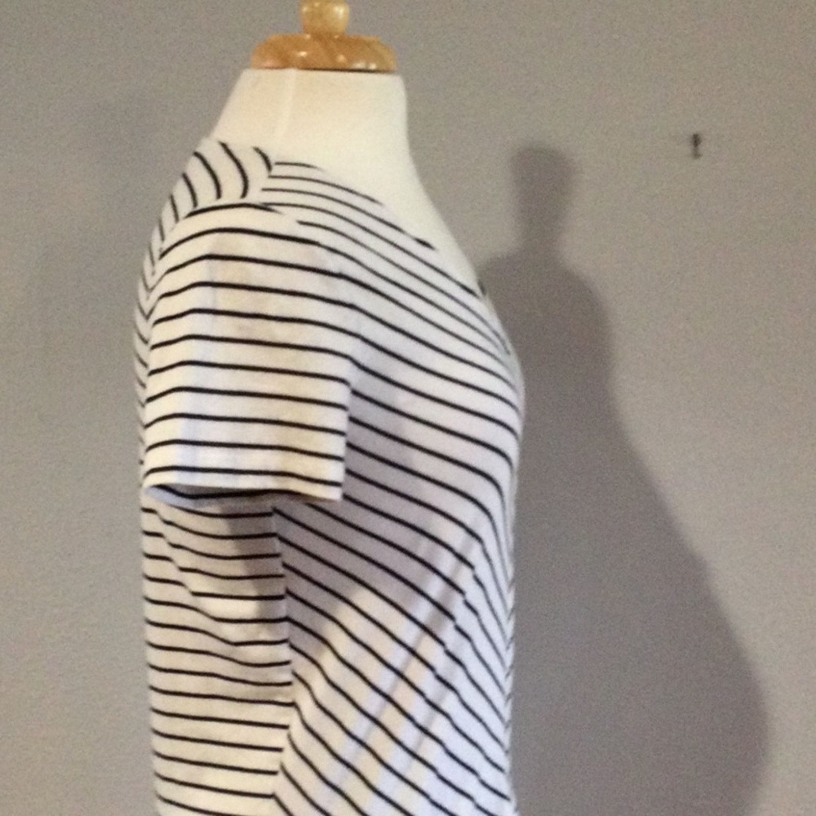 Jones New York Jones New York Signature Black/White Stripe V-neck Top Sz S Size S / US 4 / IT 40 - 6 Thumbnail