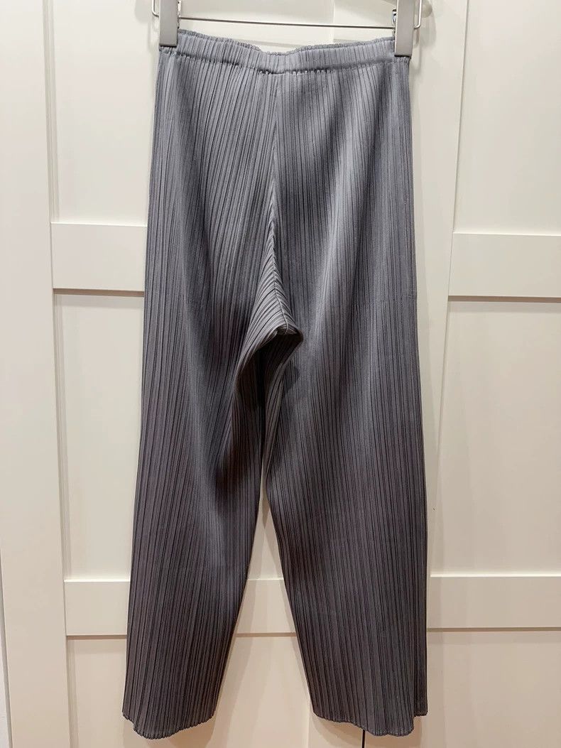Issey Miyake size:2 Dark grey pleated trousers