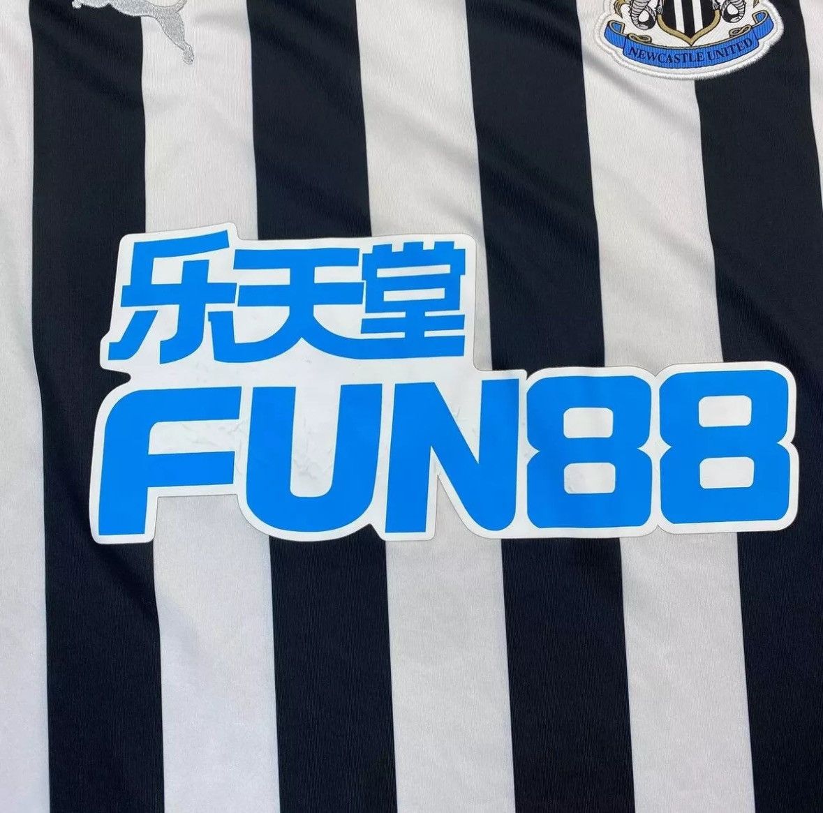 Puma NEWCASTLE UNITED 2017/2018 HOME FOOTBALL SHIRT PUMA JERSEY Size US XL / EU 56 / 4 - 7 Thumbnail