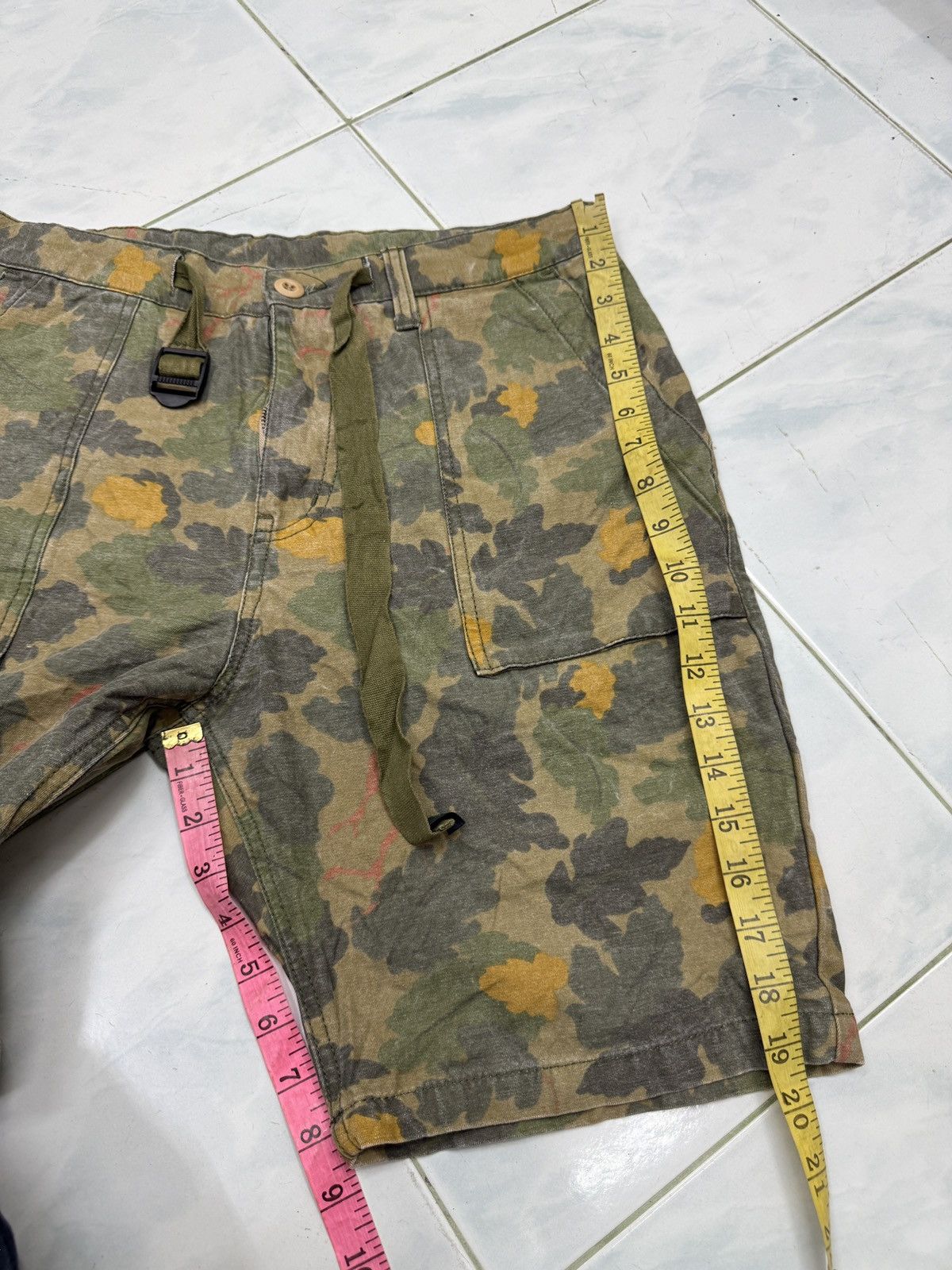 Wild Things 🔥🔥🔥ARCHIVE WILD THINGS CAMO SHORTS Size US 31 - 12 Thumbnail