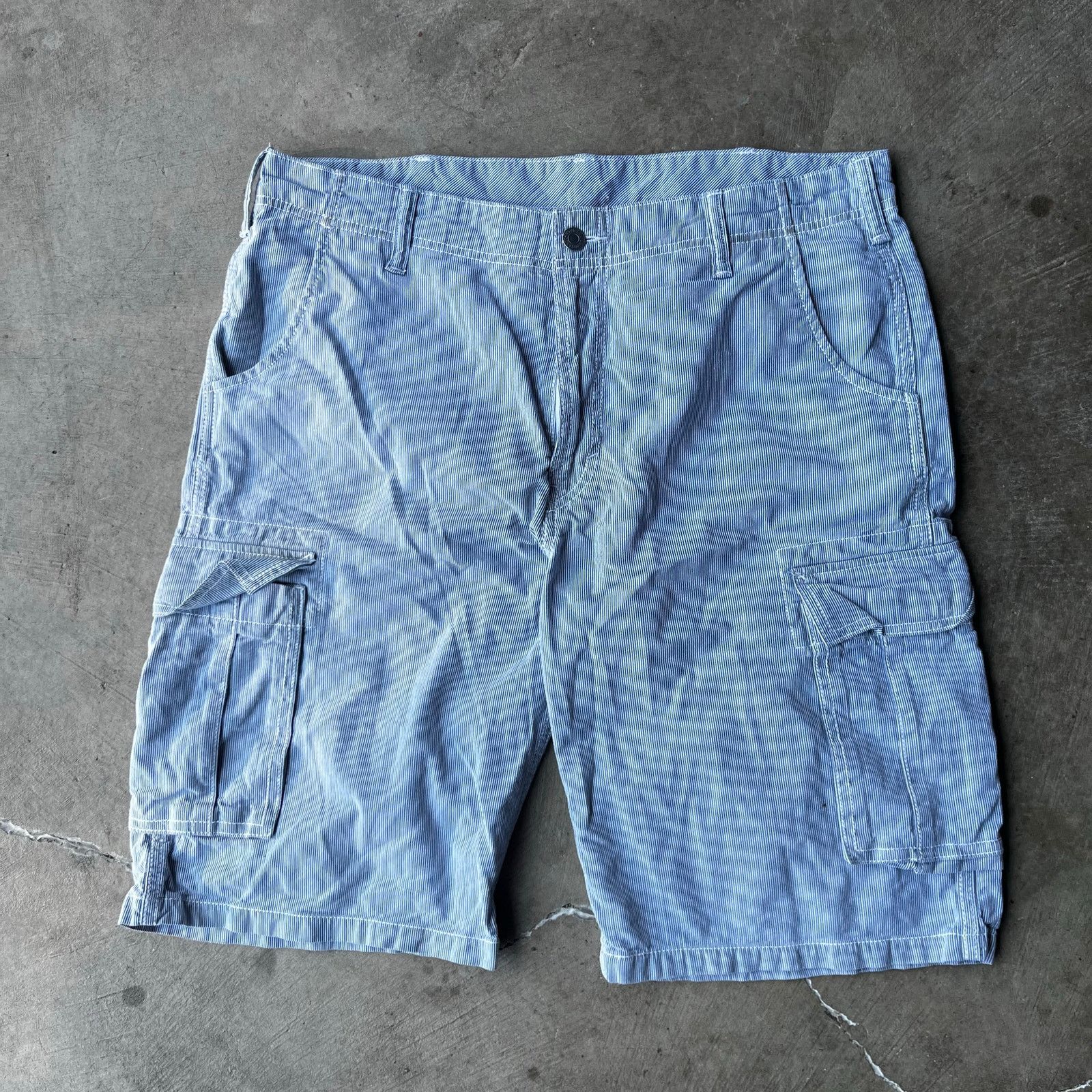 Vintage VINTAGE LEVIS CARGO SHORTS WHITE TAB BEIGE 34 Size US 34 / EU 50 - 1 Thumbnail