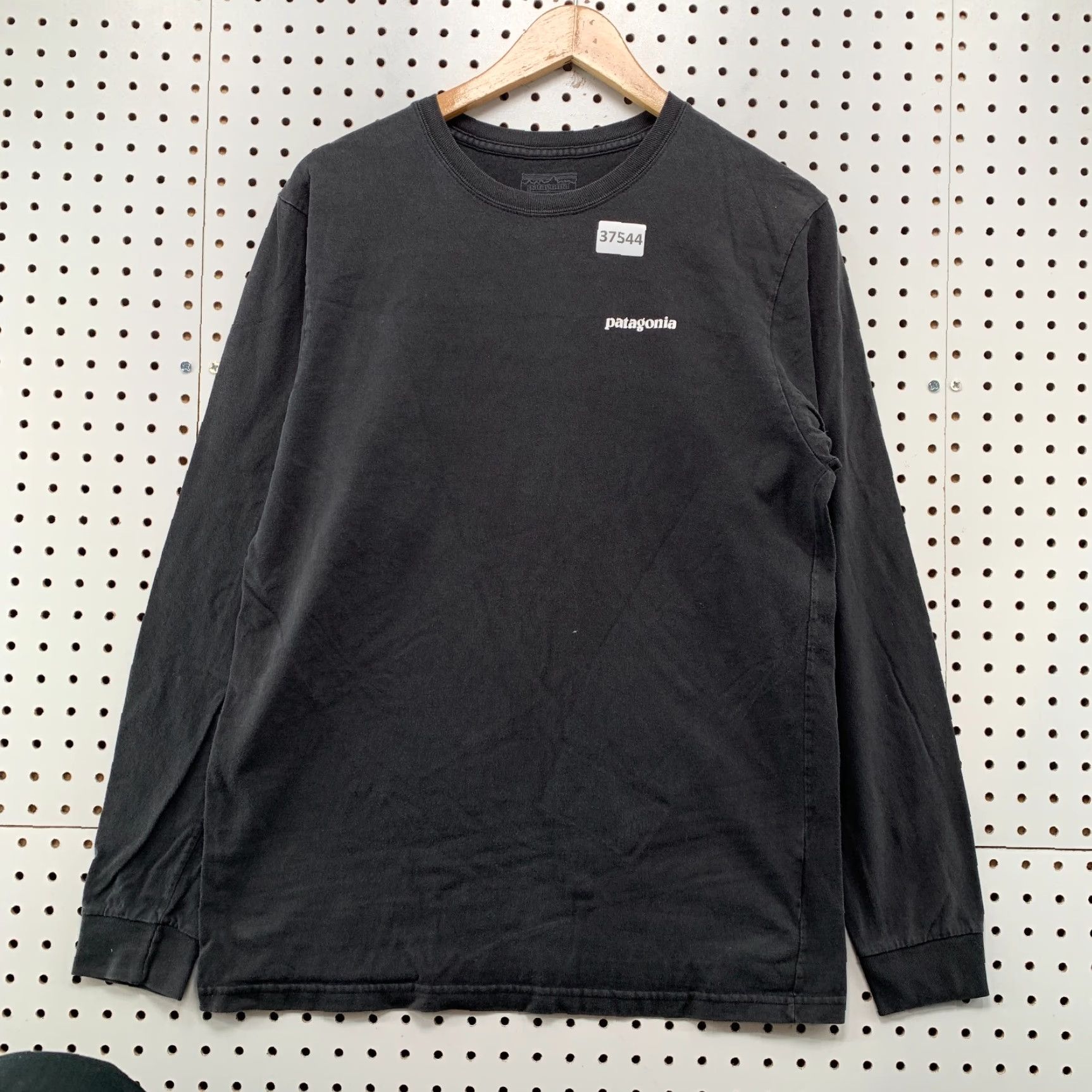 Patagonia Patagonia Long Sleeve Shirt Mens Medium Black Mountain Graphic Outdoor 20x27 Size US M / EU 48-50 / 2 - 2 Thumbnail