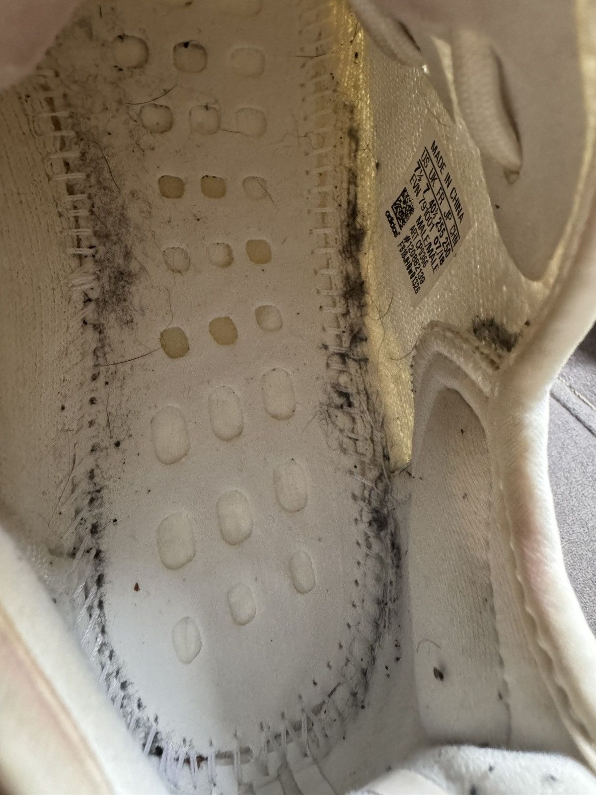 Yeezy YEEZY BOOST CP9366 sz US7.5 see all photos and description Size US 7.5 / EU 40-41 - 15 Thumbnail