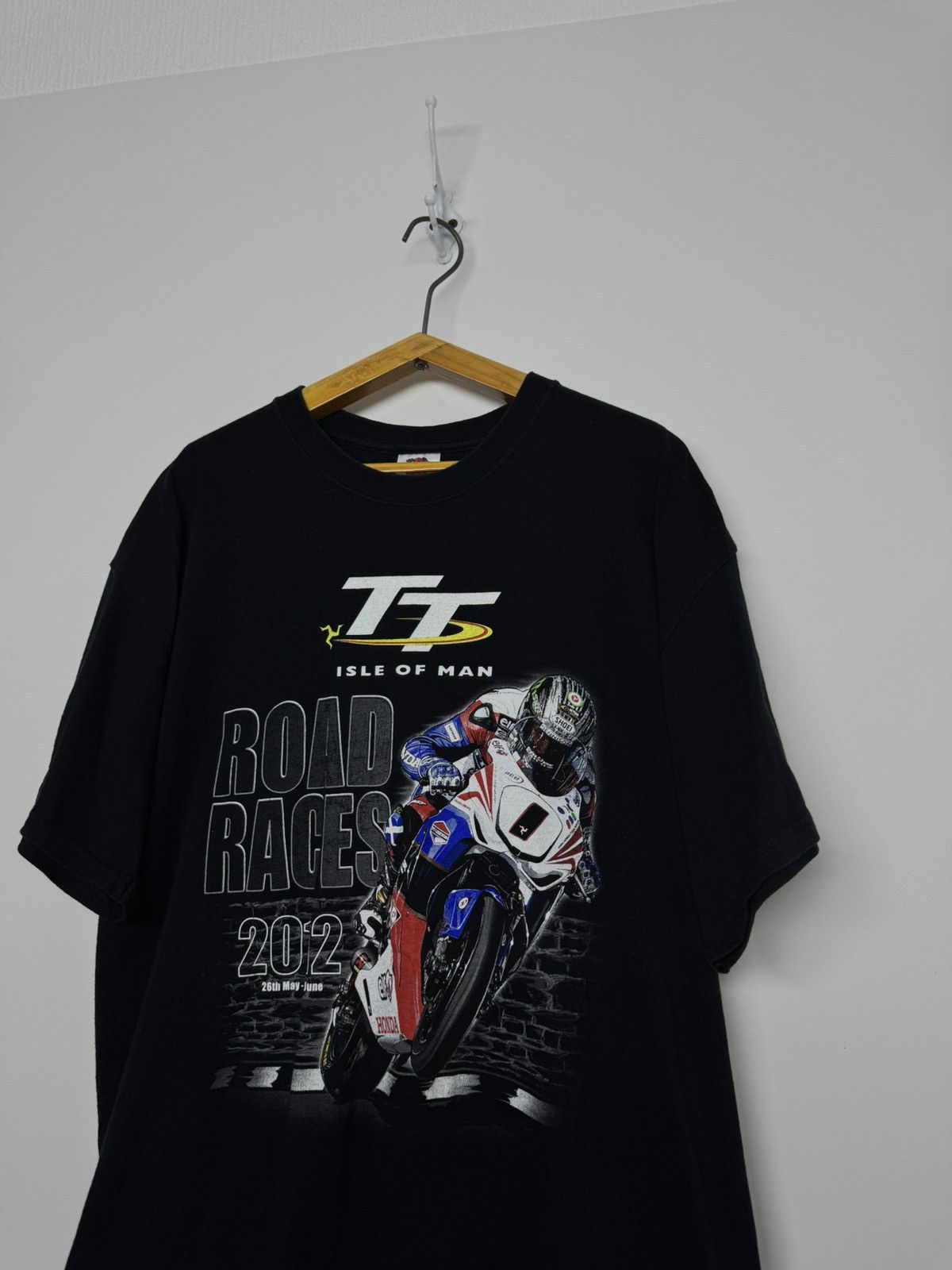 Fruit Of The Loom Vintage Y2k 2012 Isle of Man TT Moto Racing T-shirt Size US XL / EU 56 / 4 - 5 Thumbnail