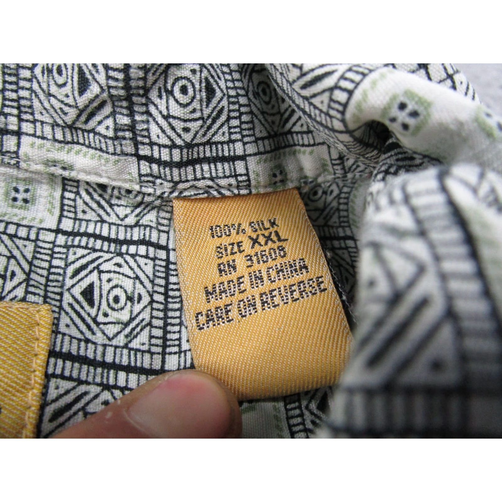 Jos. A. Bank Jos. A Bank Button-Up Shirt 2XL Silk Geometric Print Multicolor Hawaiian 100% Silk Button-Down Short Sleeve Mens Size US XXL / EU 58 / 5 - 3 Thumbnail