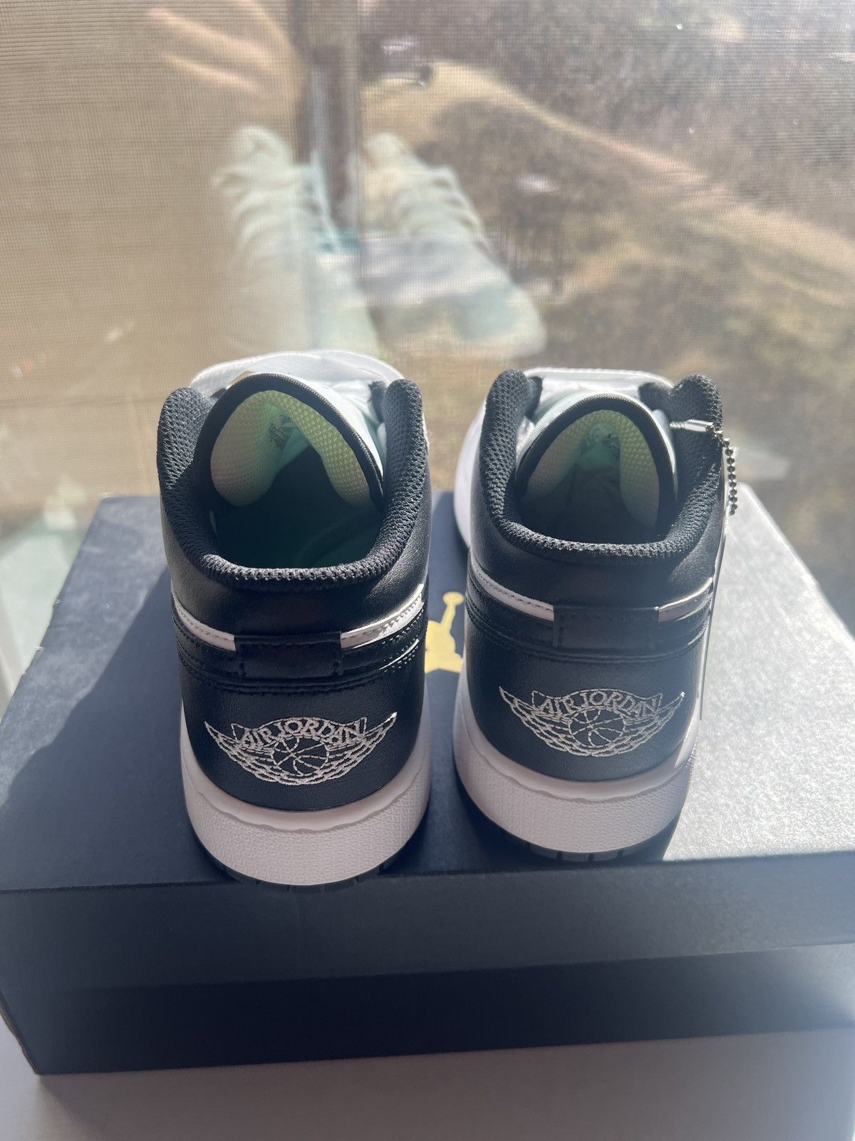 Jordan Brand × Nike Air Jordan 1 Low (GS) Size US 6 / EU 39 - 4 Thumbnail