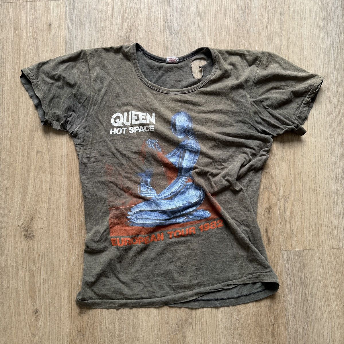 Other Thrashed 1982 Queen Tour Tshirt size Small Size US S / EU 44-46 / 1 - 1 Thumbnail