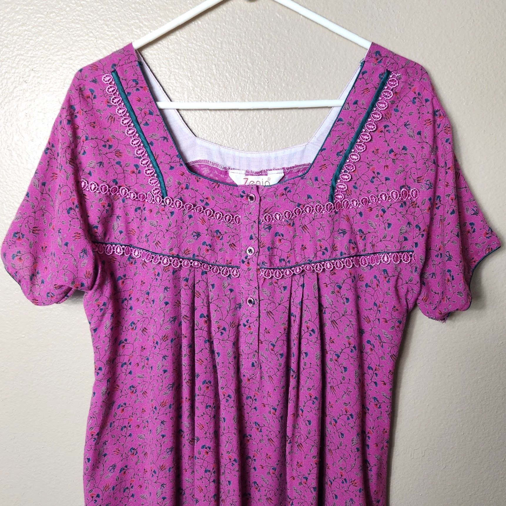 Vintage VINTAGE Zenia Ditsy Floral Dark Fuchsia Short Sleeve Maxi Nightgown-Size L Size 36" / US 14 / IT 50 - 3 Thumbnail
