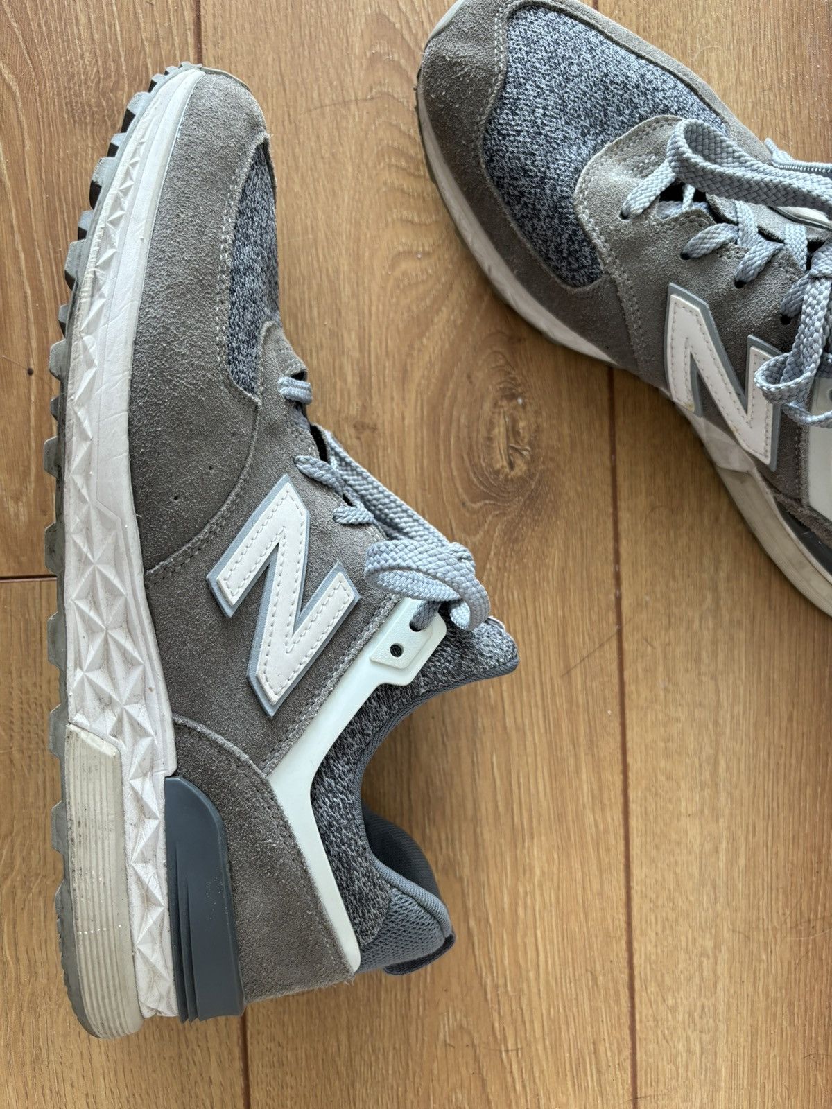 New Balance New Balance - 574 Size US 11 / EU 44 - 2 Thumbnail