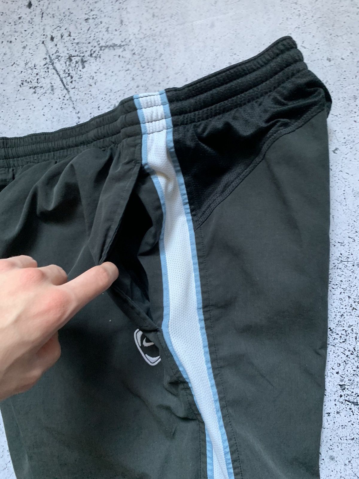 Nike Vintage Nike Nylon Baggy Track Pants Y2K Drill Pants USA 90s Size US 32 / EU 48 - 7 Thumbnail
