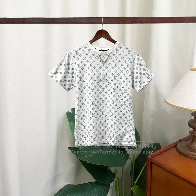 Louis Vuitton Louis Vuitton Neckline chain and full Logo short sleeves Size US M / EU 48-50 / 2 - 1 Thumbnail