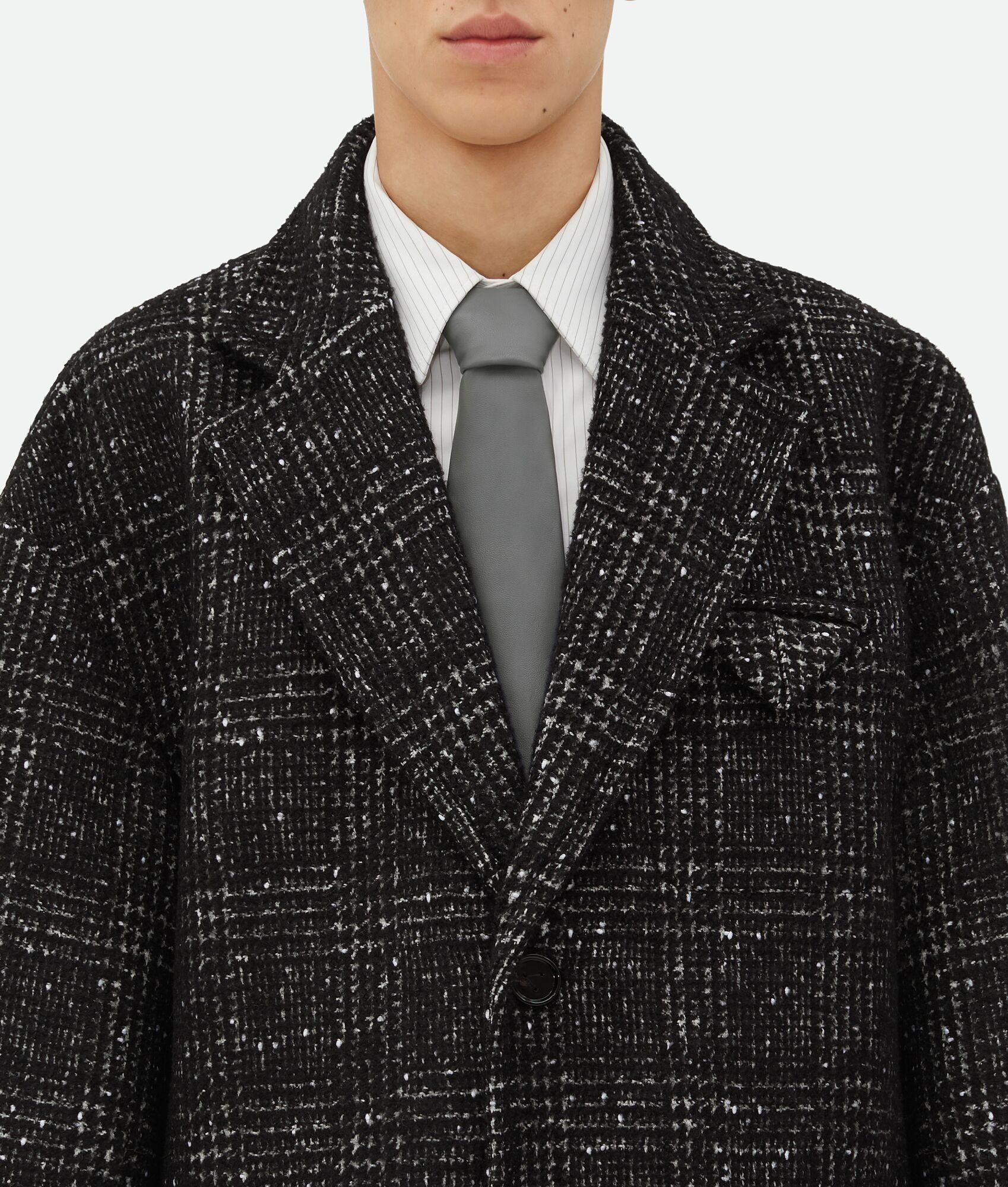 Bottega Veneta o1w1db10825 Wool Checked Alpaca Kimono Coat in Black/White Size US M / EU 48-50 / 2 - 4 Thumbnail