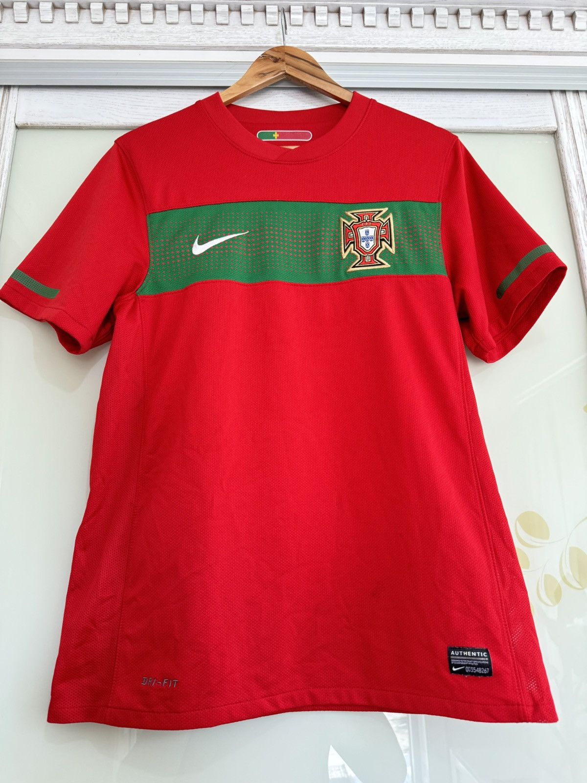 Nike Vintage Portugal 2010-2011 Home Soccer Jersey Football Kit Size US S / EU 44-46 / 1 - 6 Thumbnail