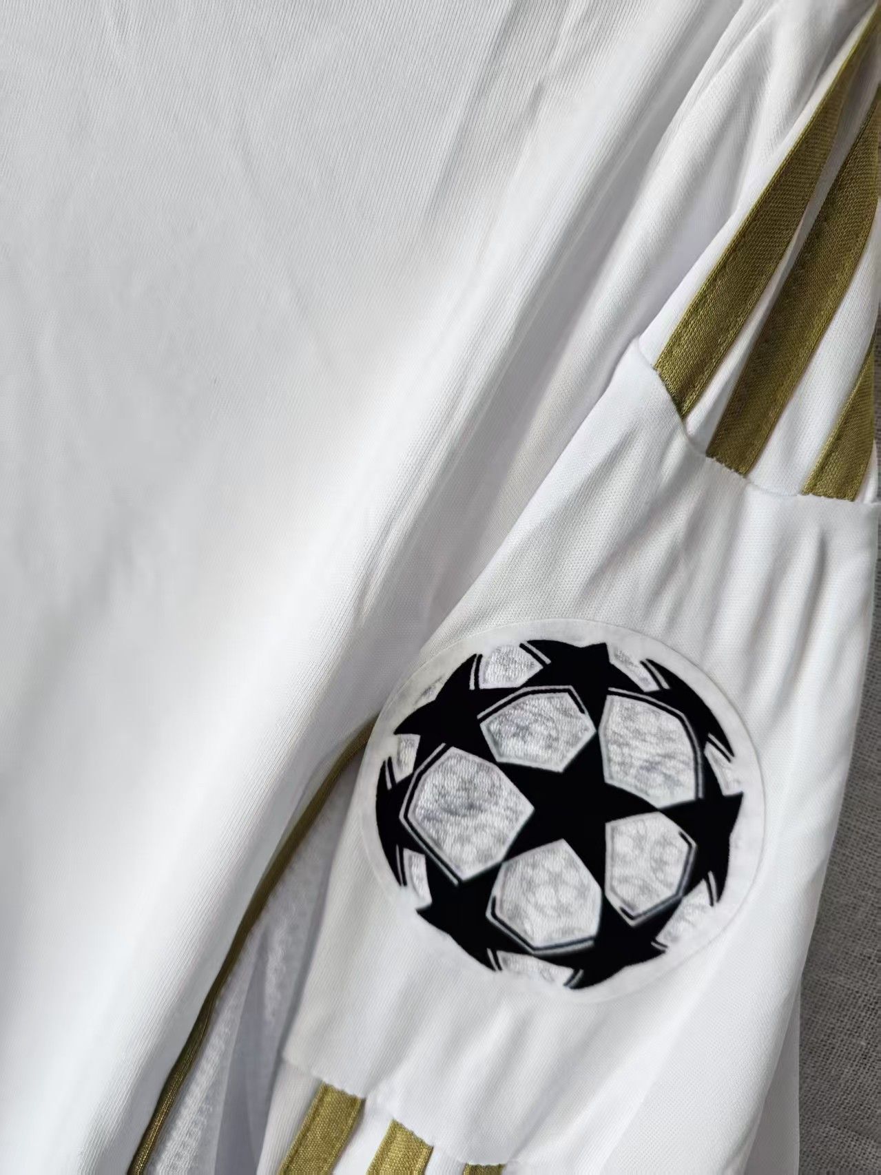 Other 2011 12 Real Madrid #10 Mesut Özil Jersey Size US M / EU 48-50 / 2 - 6 Thumbnail