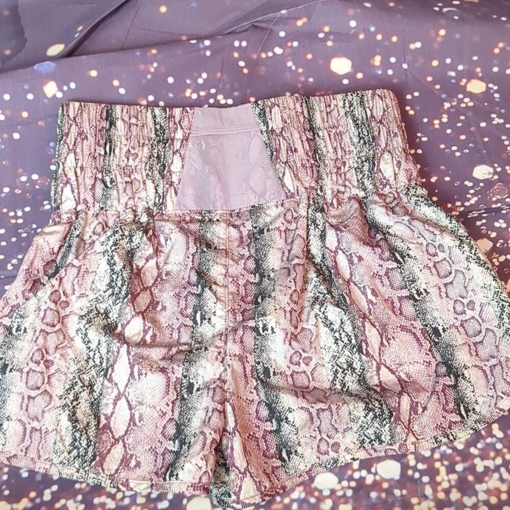 Free People Free people the way home anaconda venom shorts size medium Size 28" / US 6 / IT 42 - 4 Thumbnail