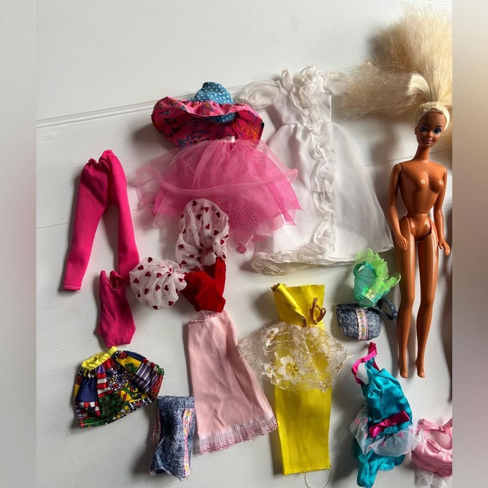 Designer Vintage Lot of 4 Barbie Dolls from 1966 with Clothes Size ONE SIZE - 9 Thumbnail