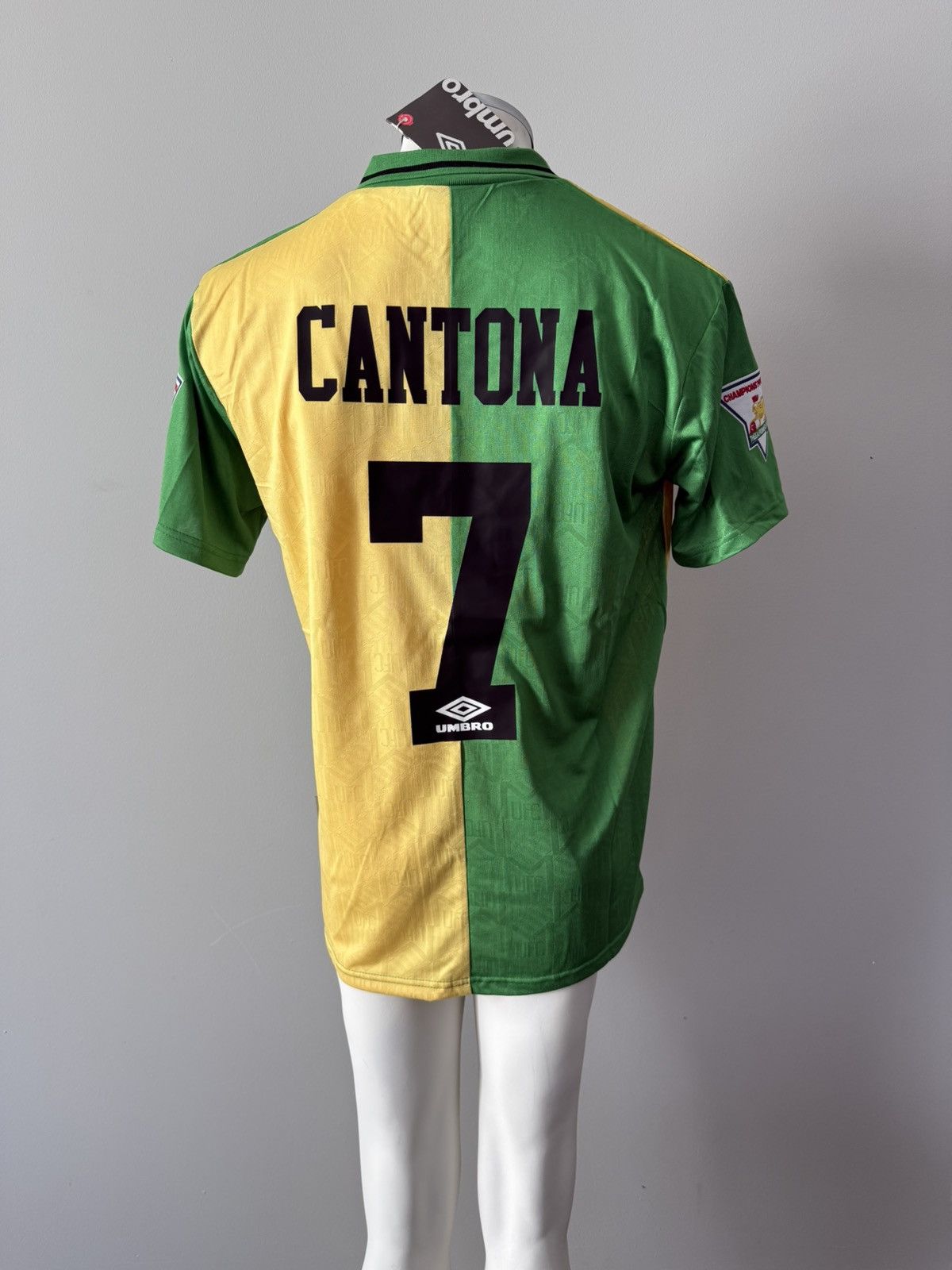 Umbro Eric Cantona Manchester United New Men’s UMBRO Soccer Jersey Size US S / EU 44-46 / 1 - 11 Thumbnail