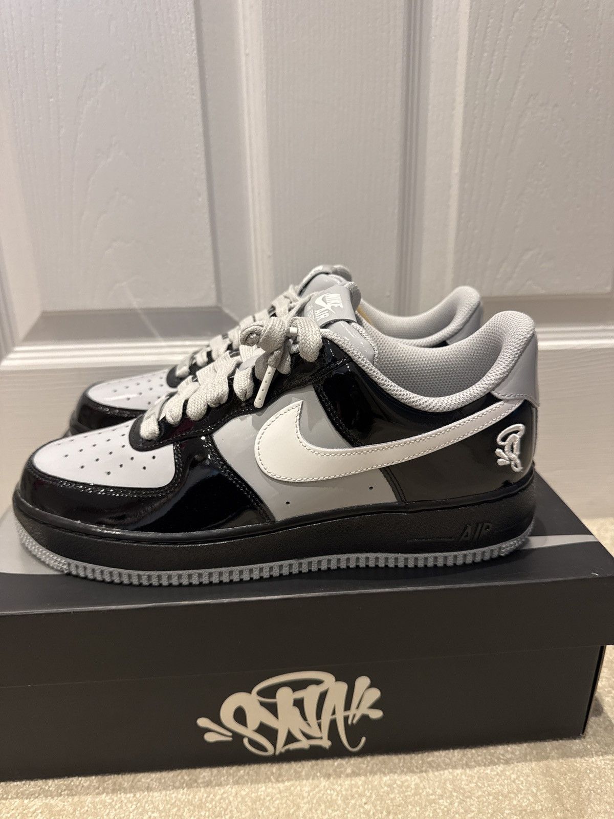 Nike Nike x Syna Air Force 1 '07 Black/Light Smoke Grey US 9.5 Size US 9.5 / EU 42-43 - 8 Thumbnail